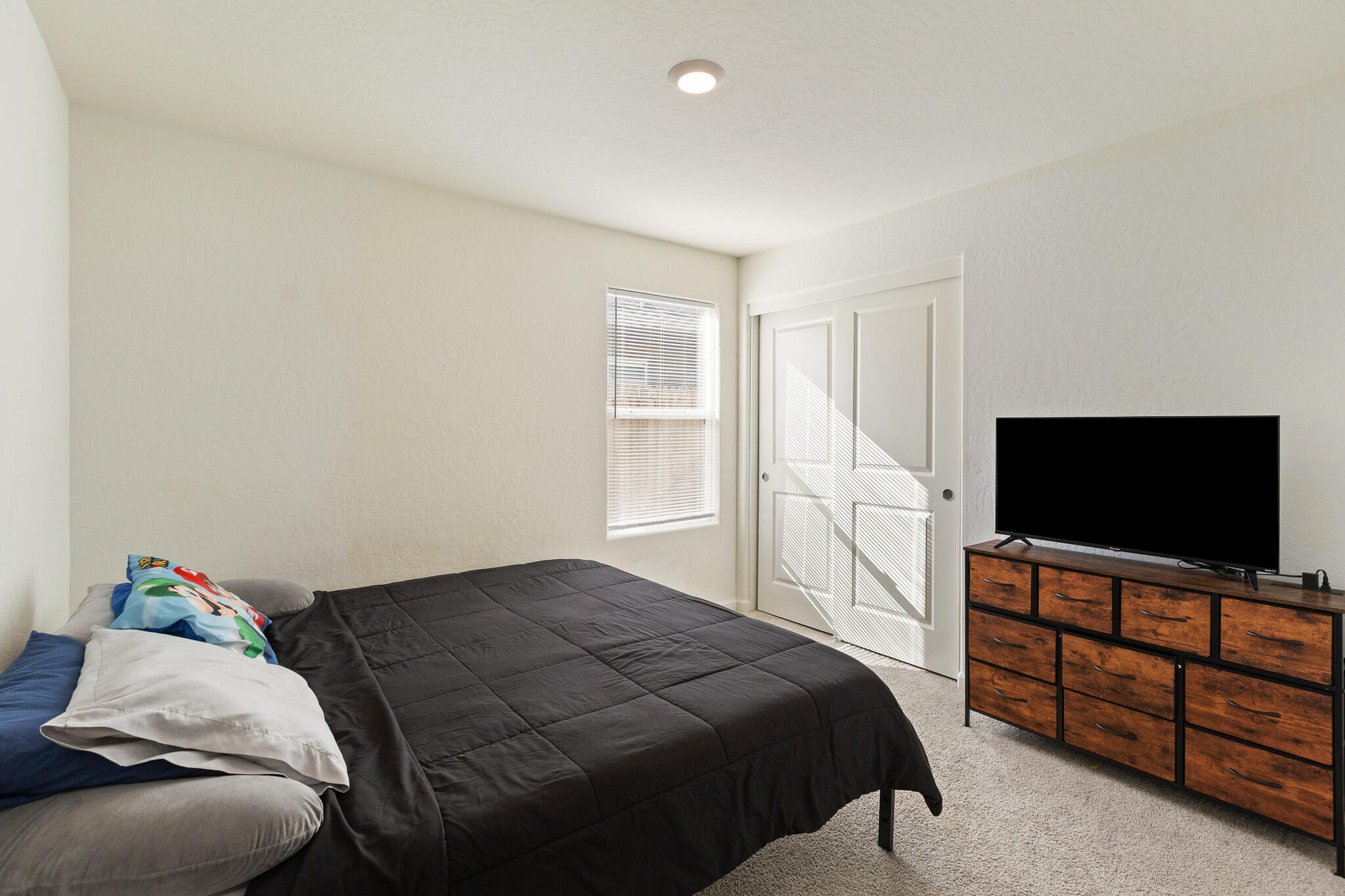 562 W Greenwood Ave, Woodlake, CA 93286
