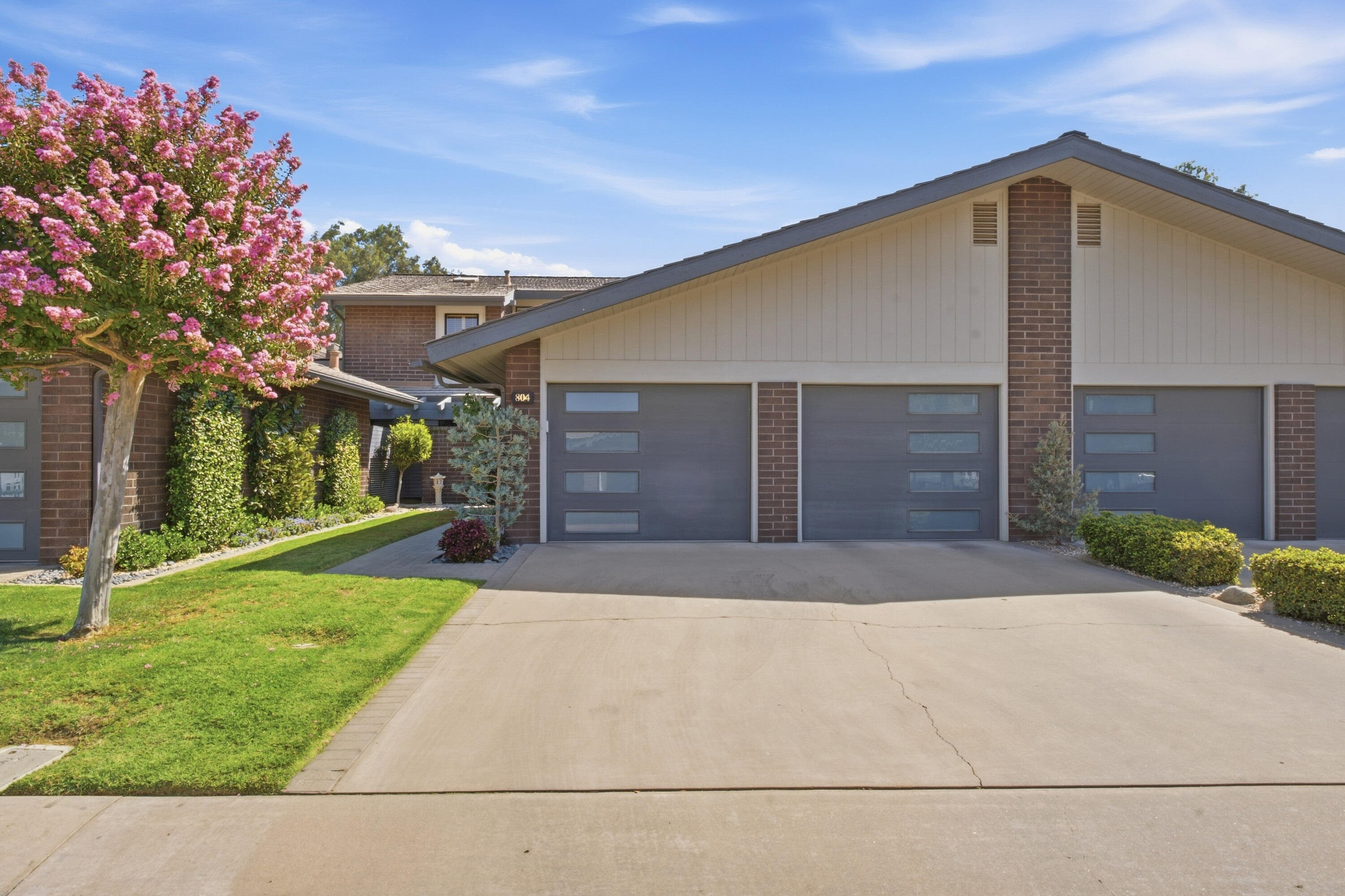 804 N Silvervale Dr, Visalia, CA 93291