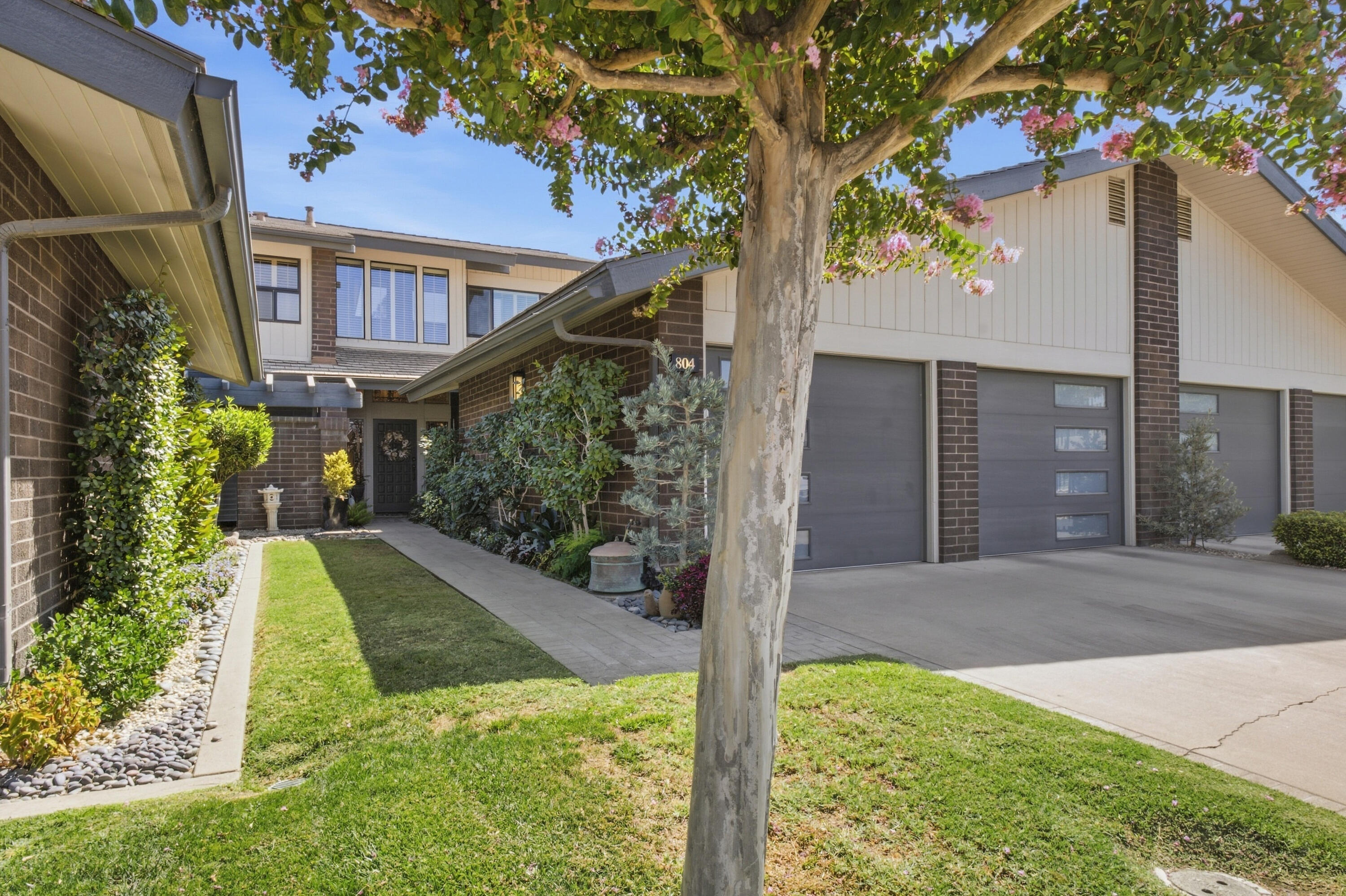 804 N Silvervale Dr, Visalia, CA 93291