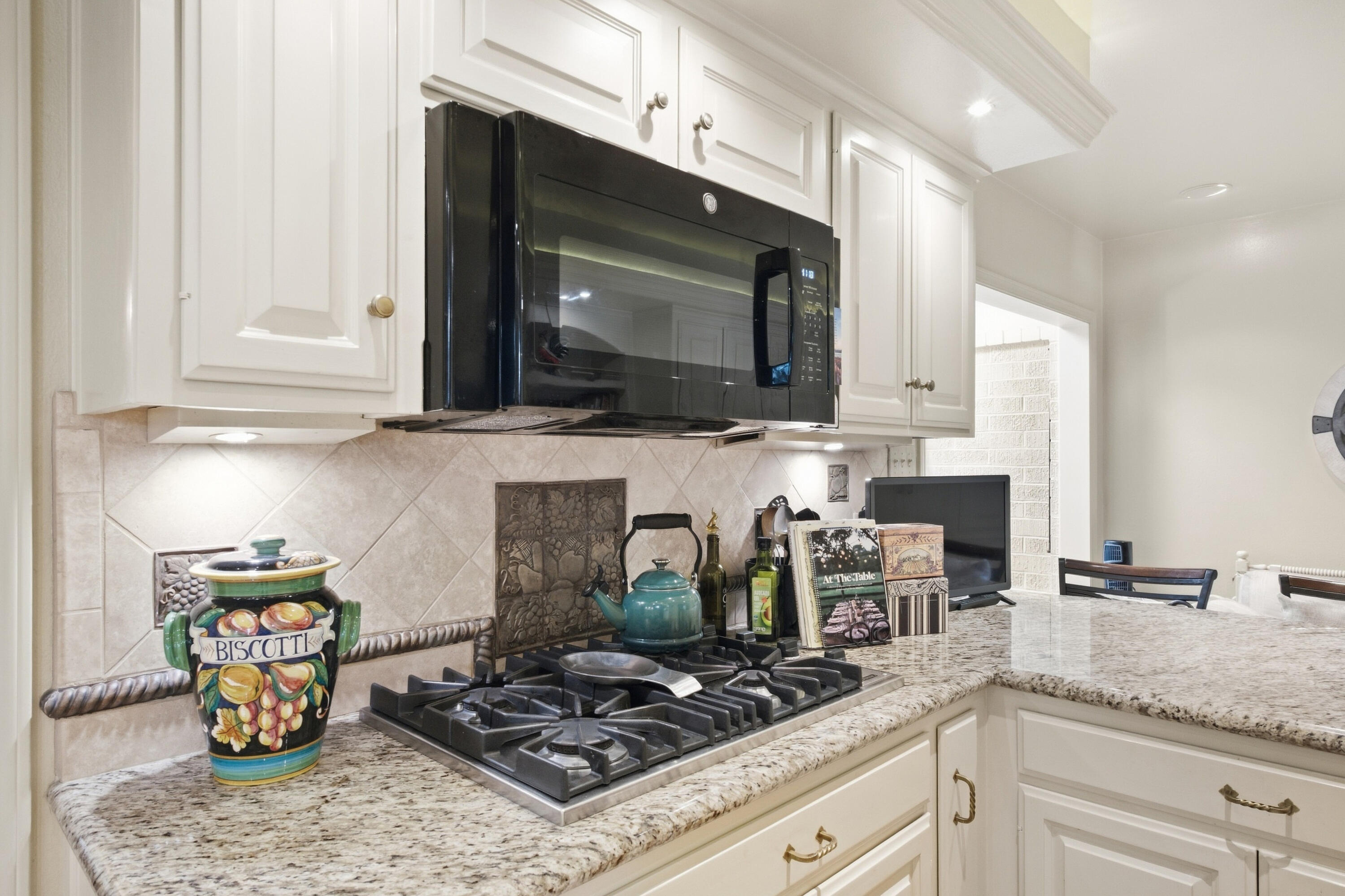 804 N Silvervale Dr, Visalia, CA 93291