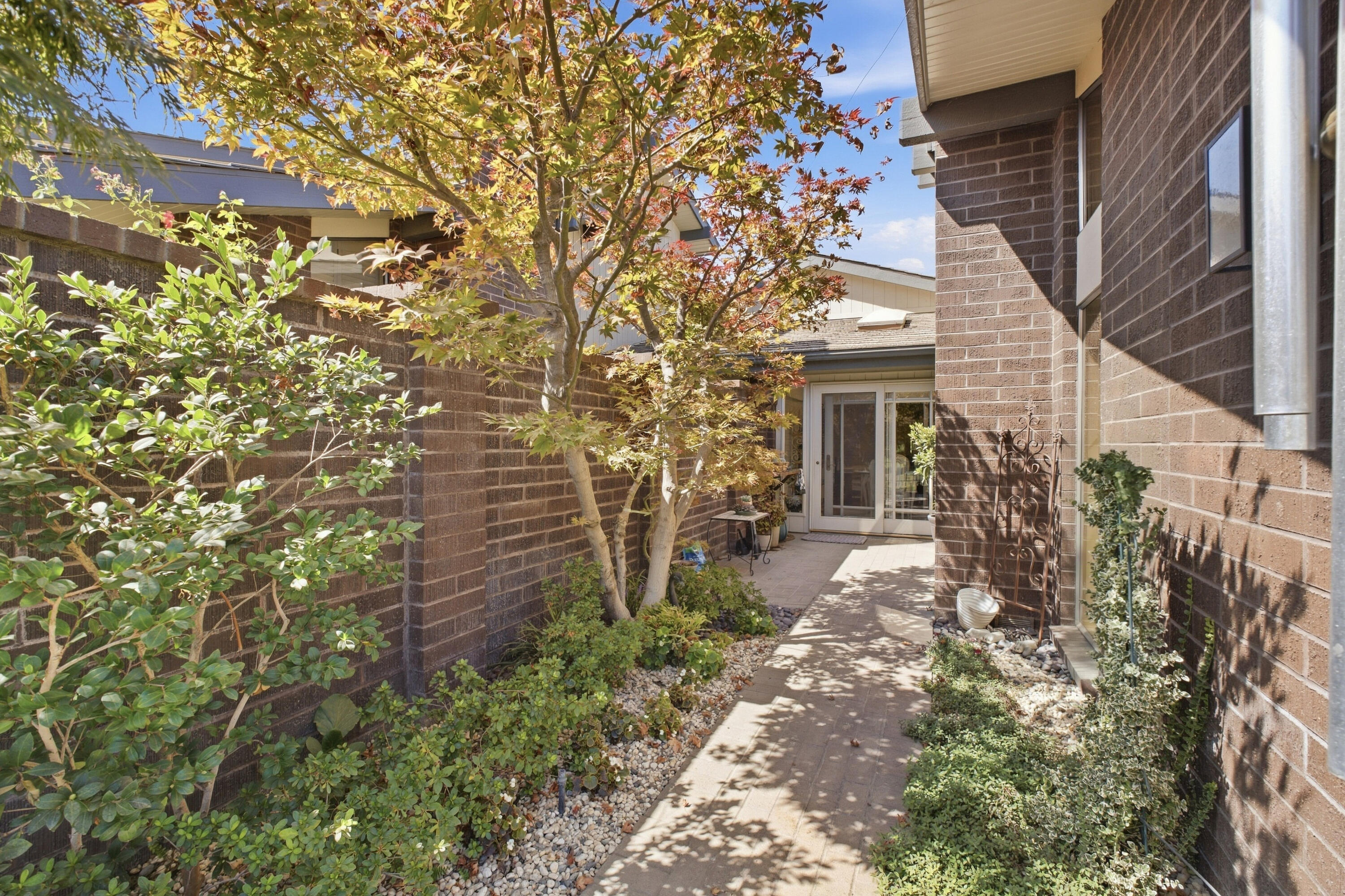 804 N Silvervale Dr, Visalia, CA 93291