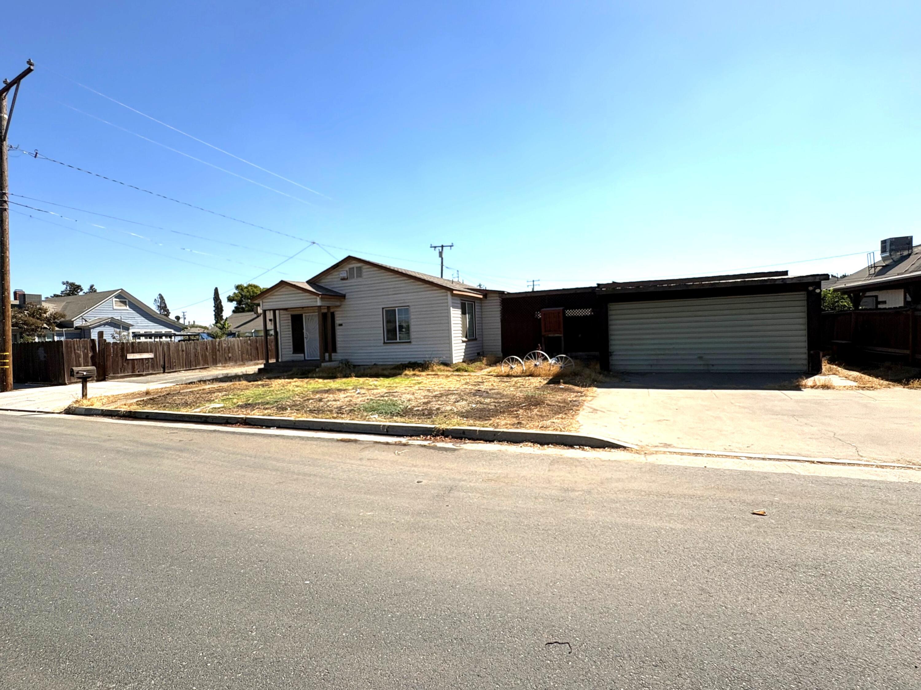 329 W Owens Ave, Tulare, CA 93274