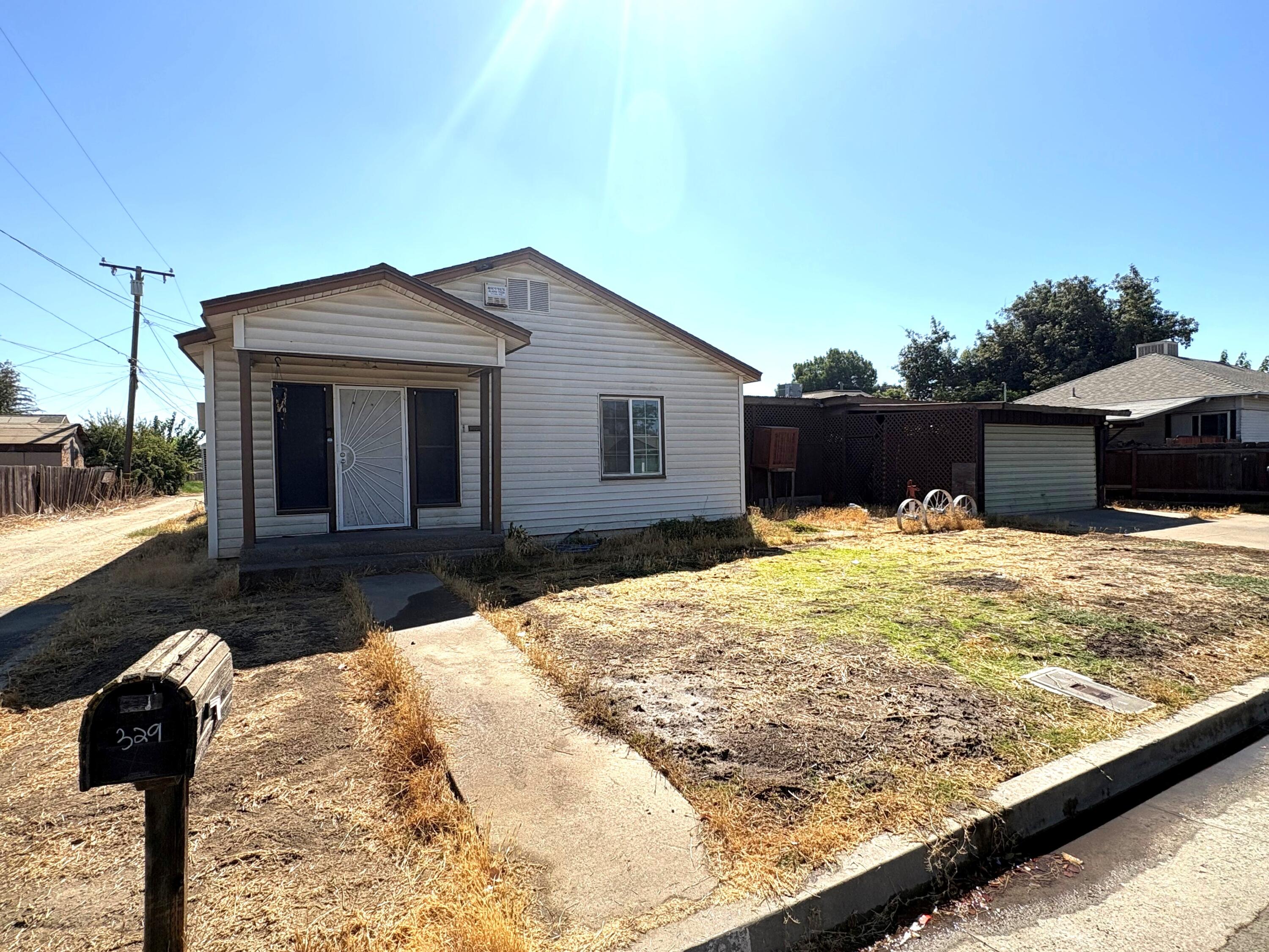 329 W Owens Ave, Tulare, CA 93274