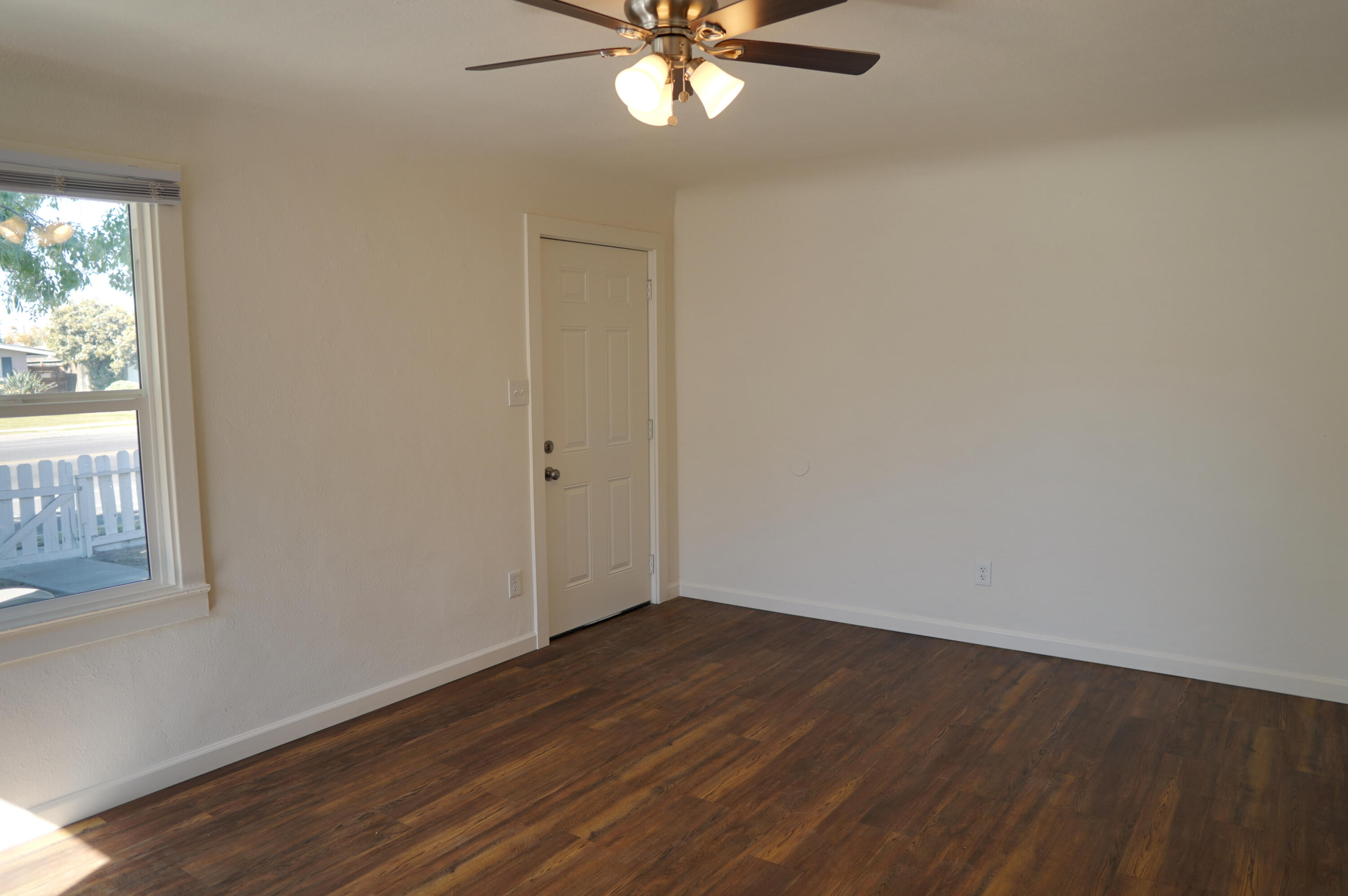 848 N E St, Tulare, CA 93274