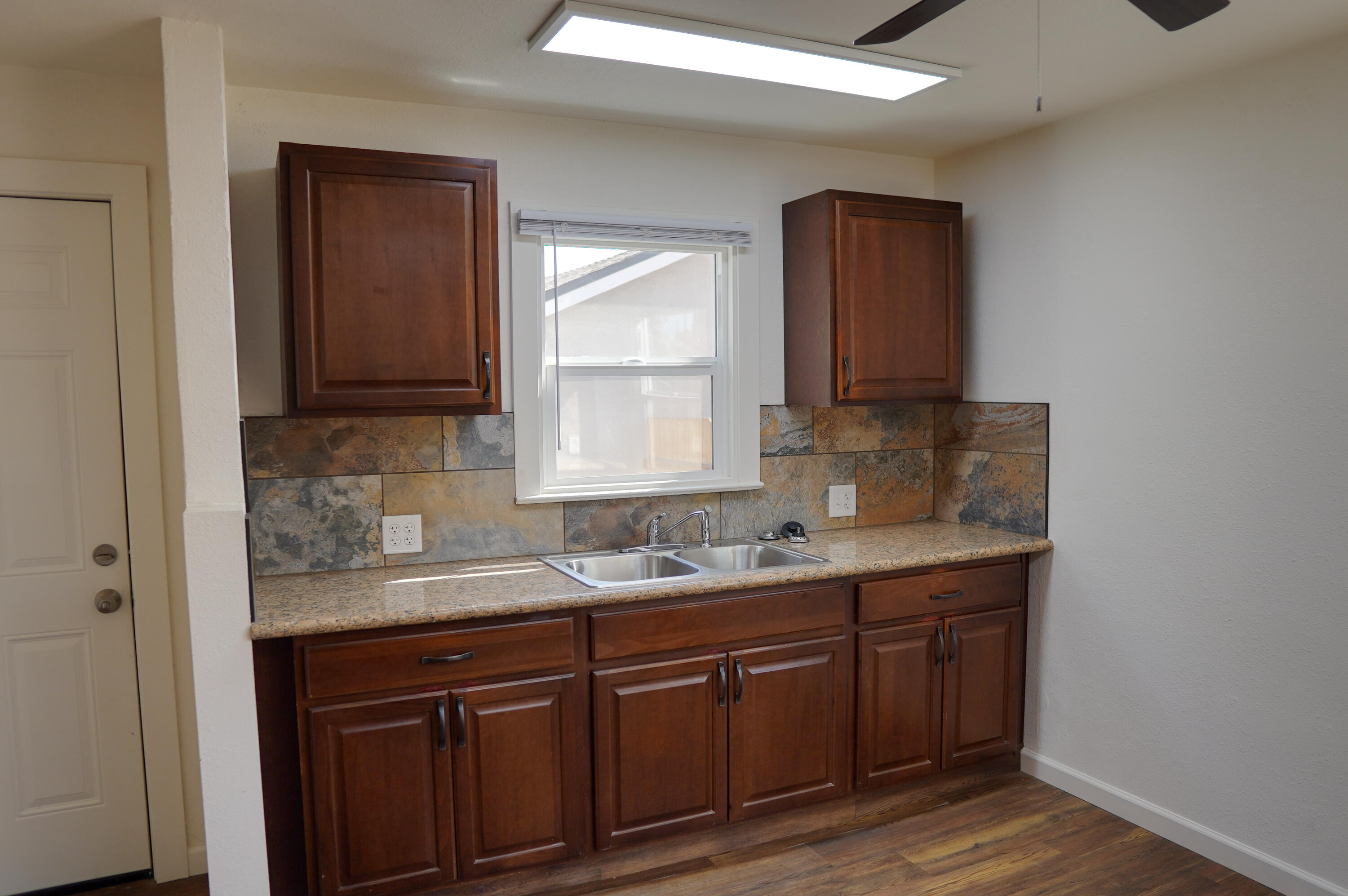 848 N E St, Tulare, CA 93274
