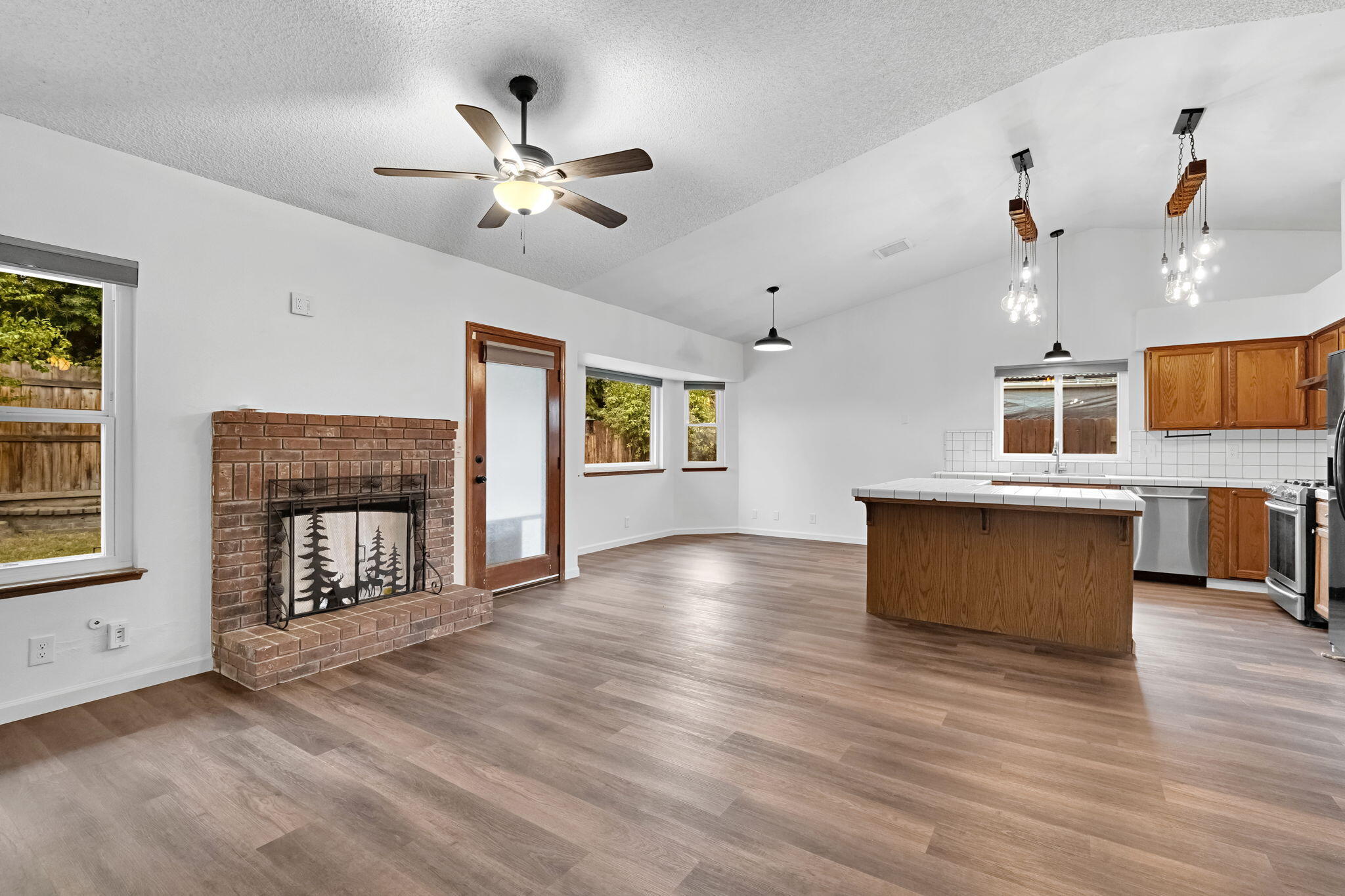 1350 Pine Dr, Lemoore, CA 93245