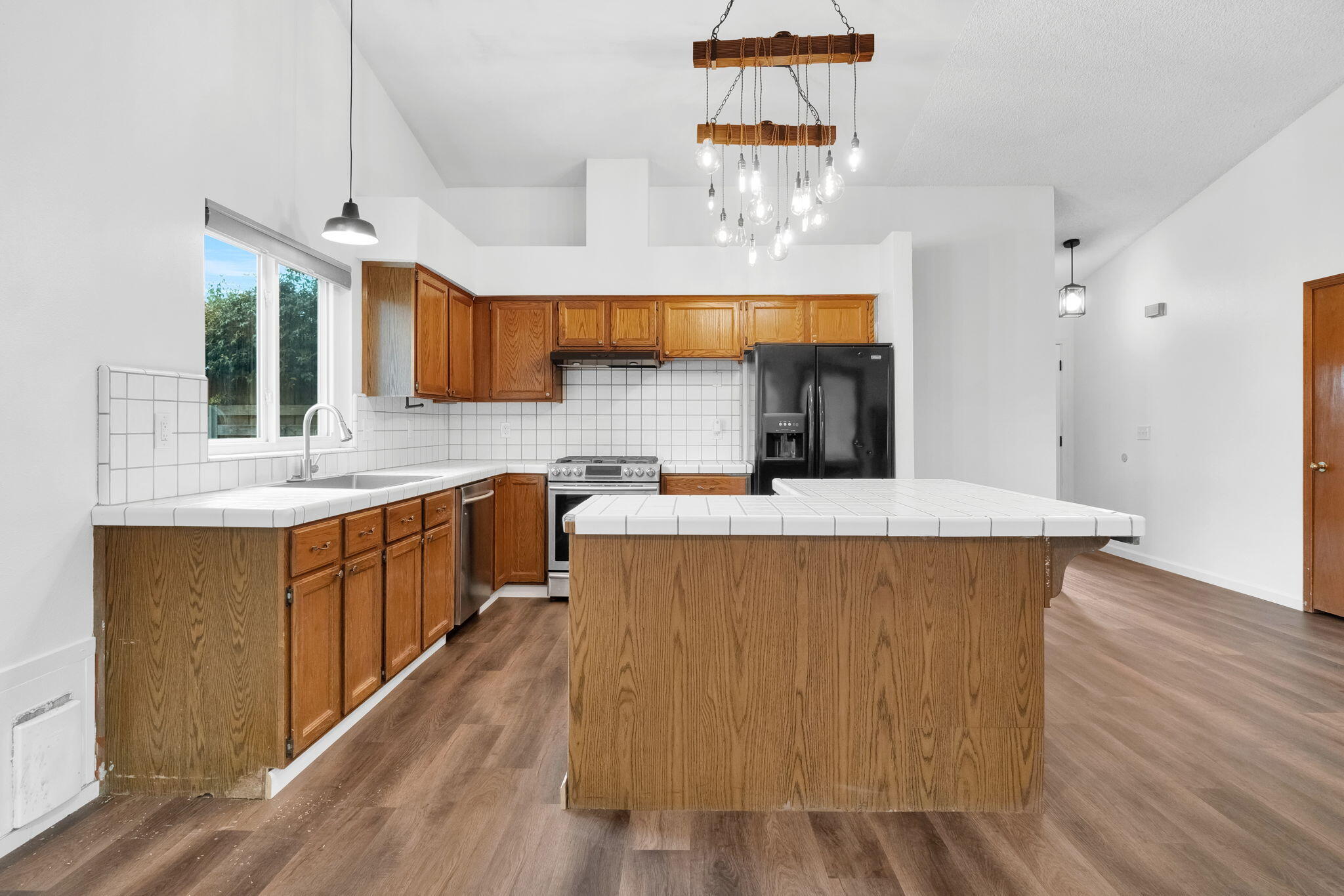 1350 Pine Dr, Lemoore, CA 93245