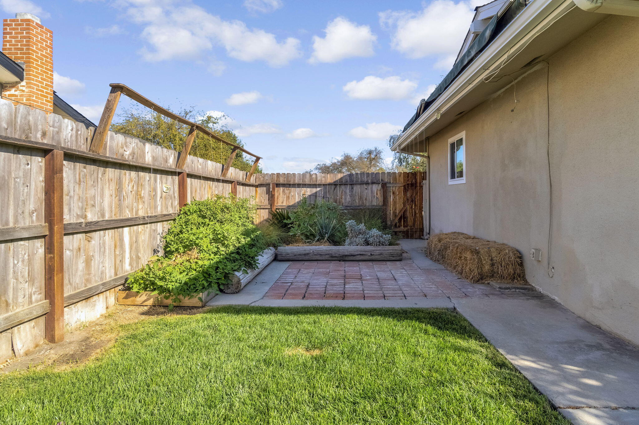 175 E Birch Ave, Hanford, CA 93230
