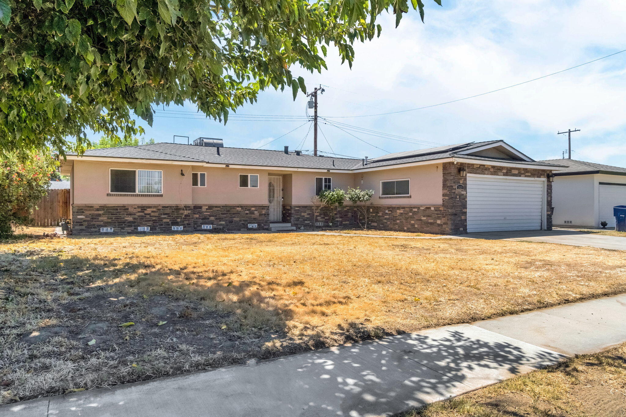 2021 Fairmont Dr, Hanford, CA 93230