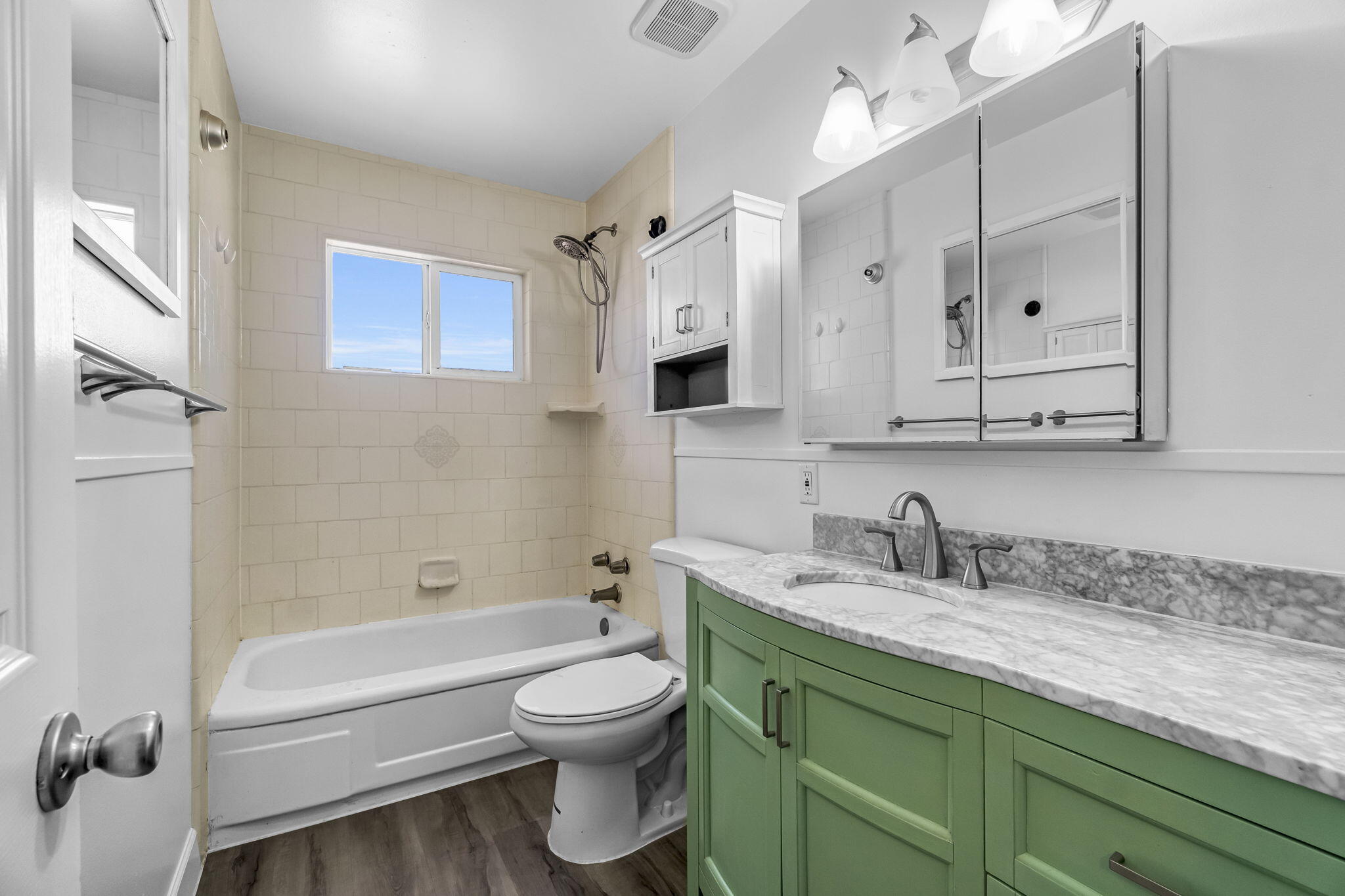 2021 Fairmont Dr, Hanford, CA 93230
