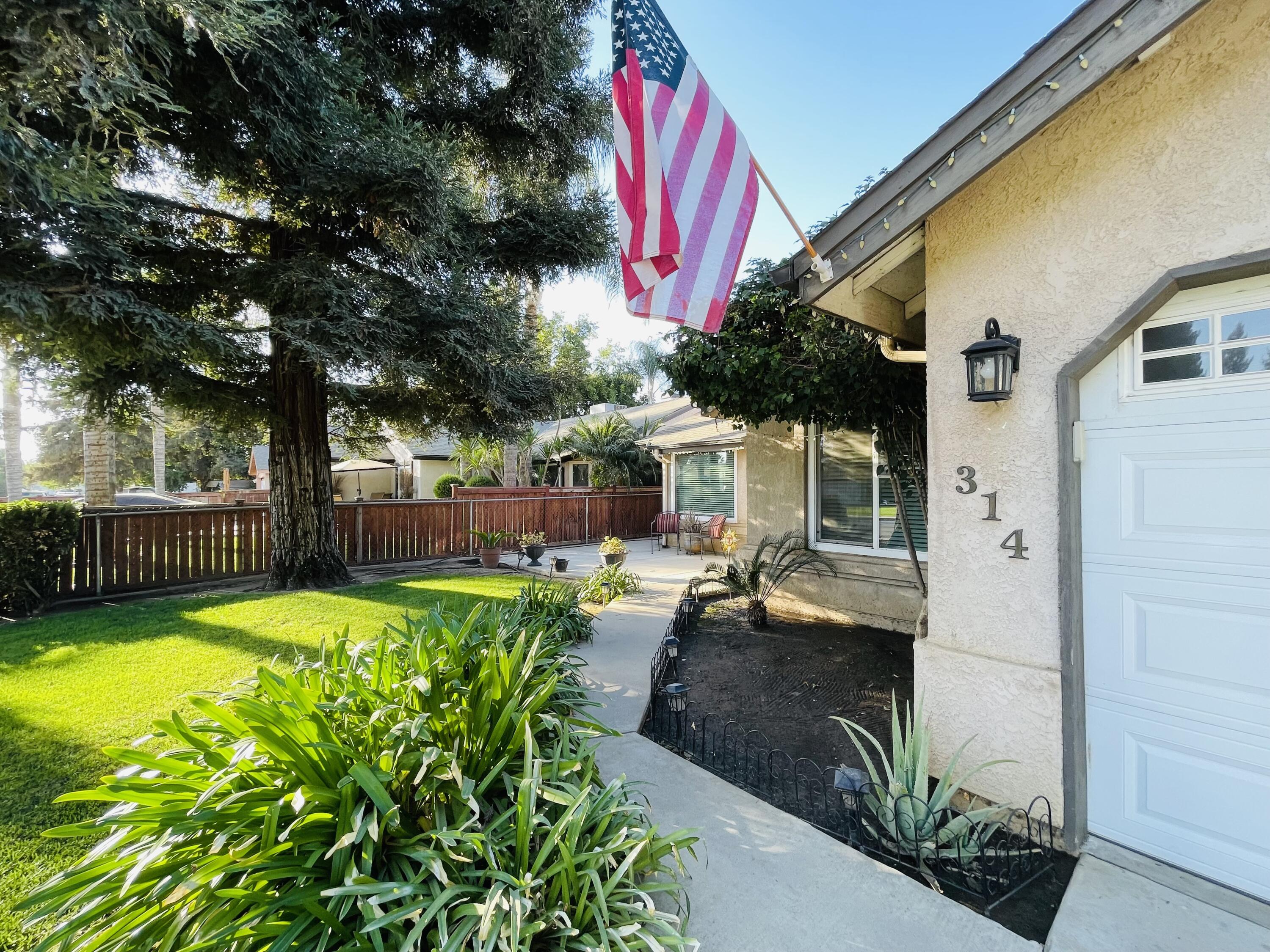 314 W Greg St, Farmersville, CA 93223