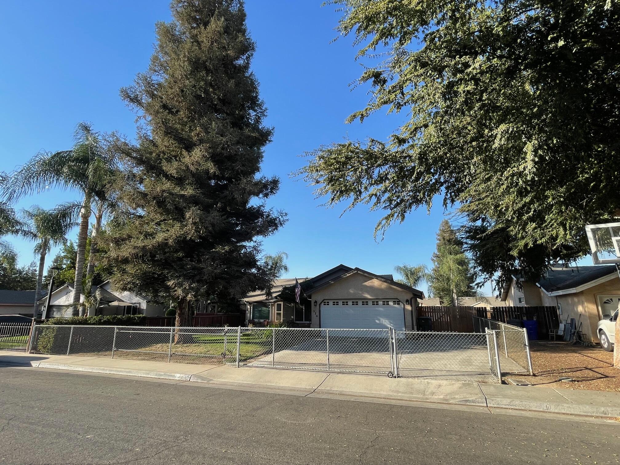 314 W Greg St, Farmersville, CA 93223