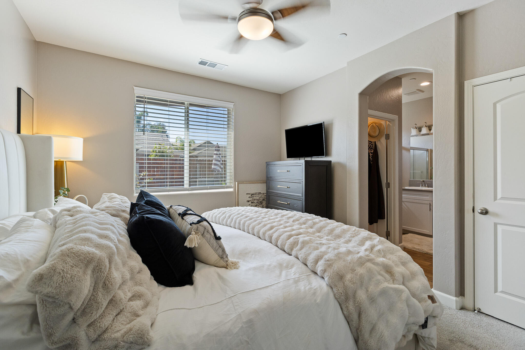 3933 W Nellis Ave, Visalia, CA 93277