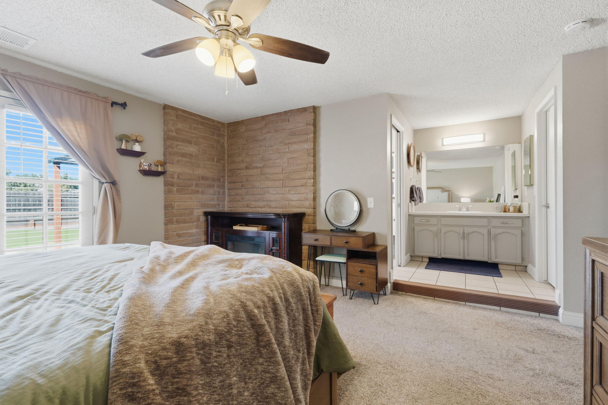 1920 E Mary Ave, Visalia, CA 93292