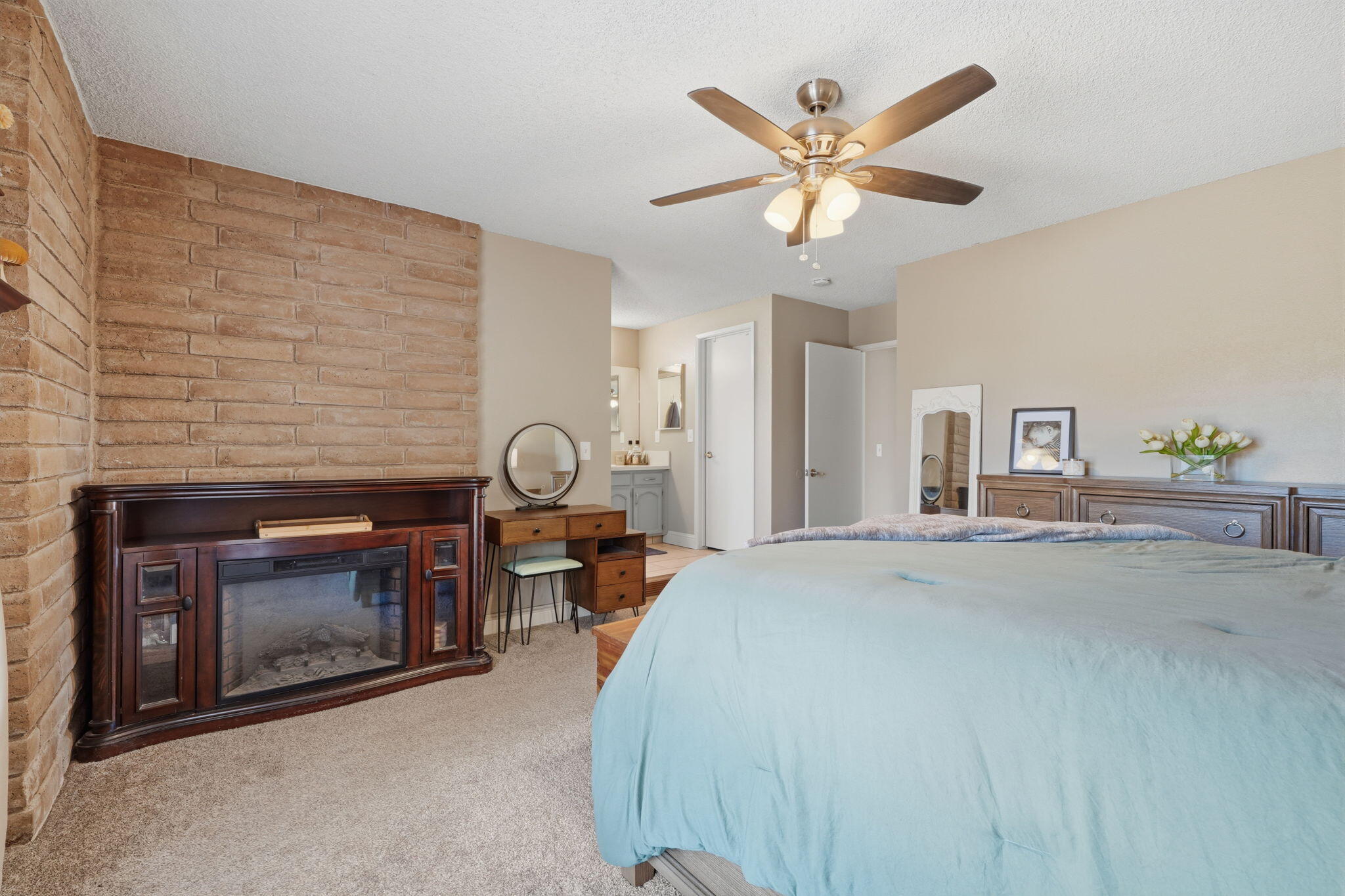 1920 E Mary Ave, Visalia, CA 93292