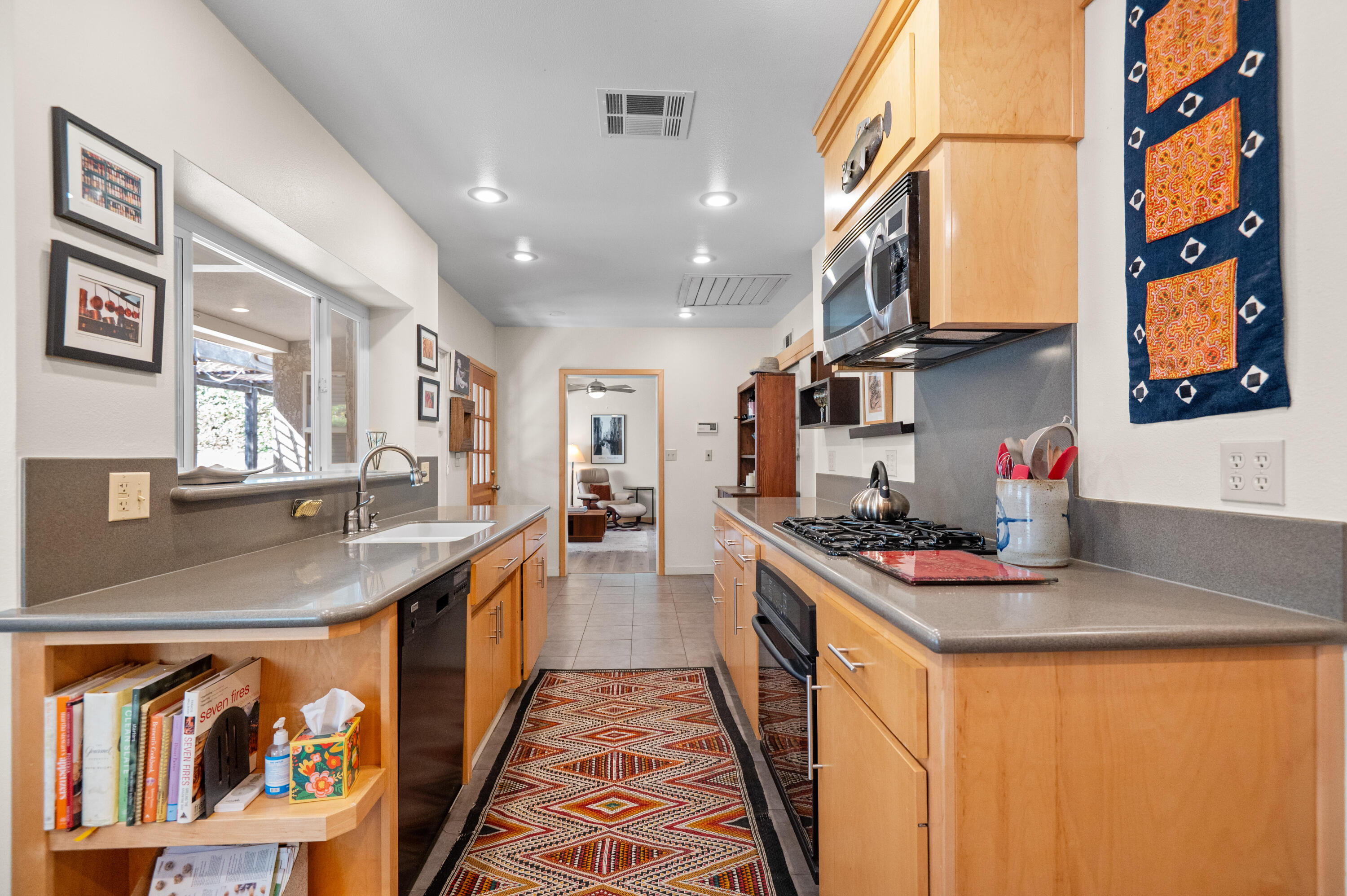 1907 Green Acres Dr, Visalia, CA 93291