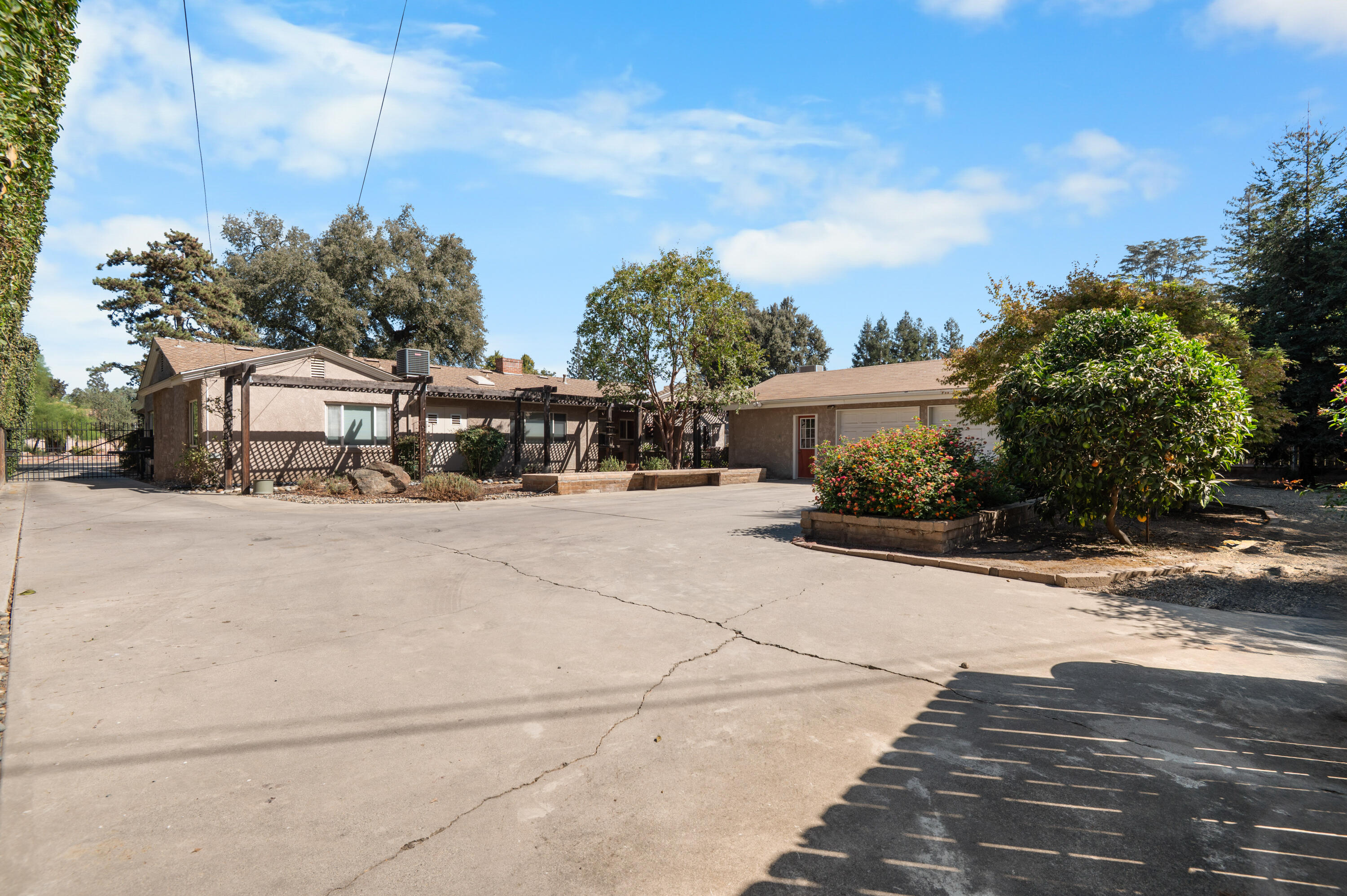 1907 Green Acres Dr, Visalia, CA 93291