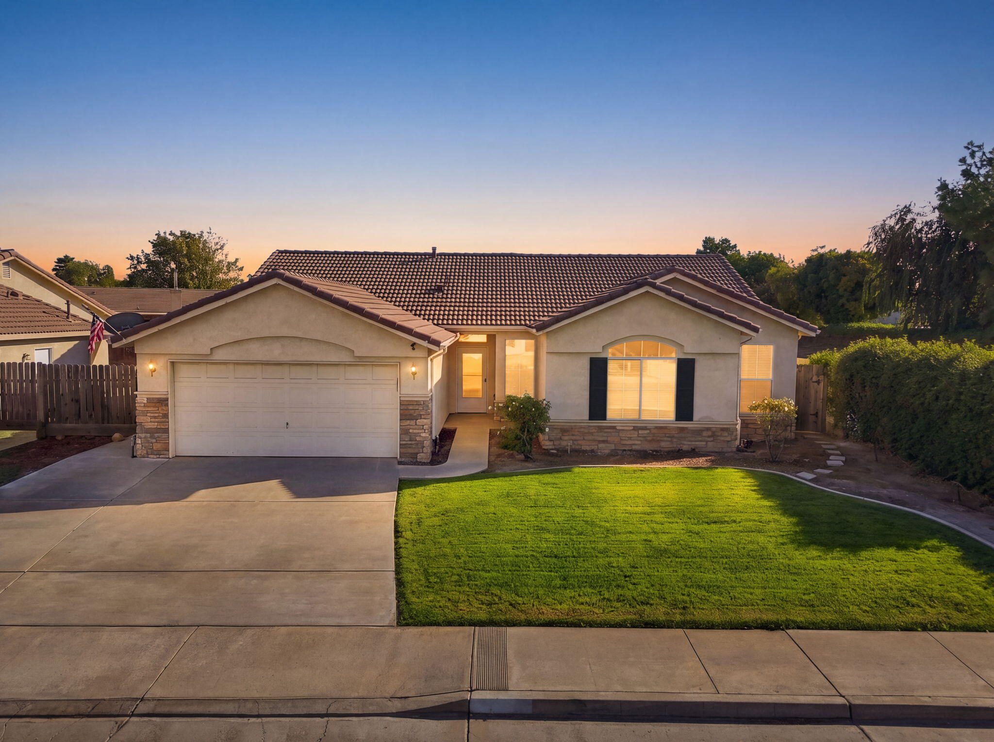 989 W Northstar Dr, Hanford, CA 93230