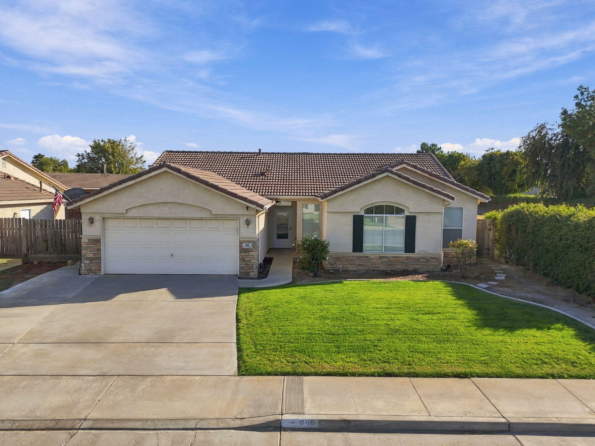 989 W Northstar Dr, Hanford, CA 93230