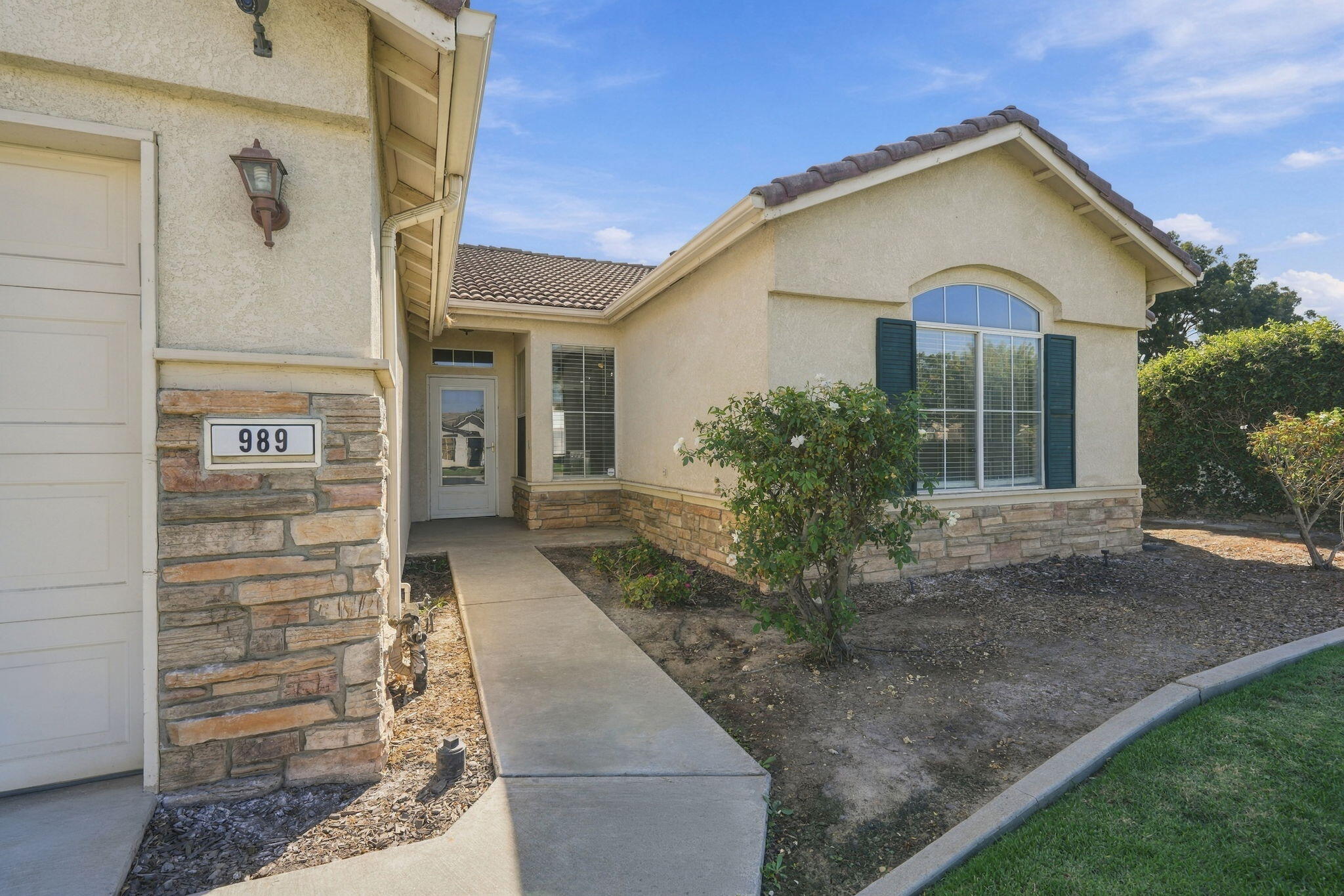 989 W Northstar Dr, Hanford, CA 93230