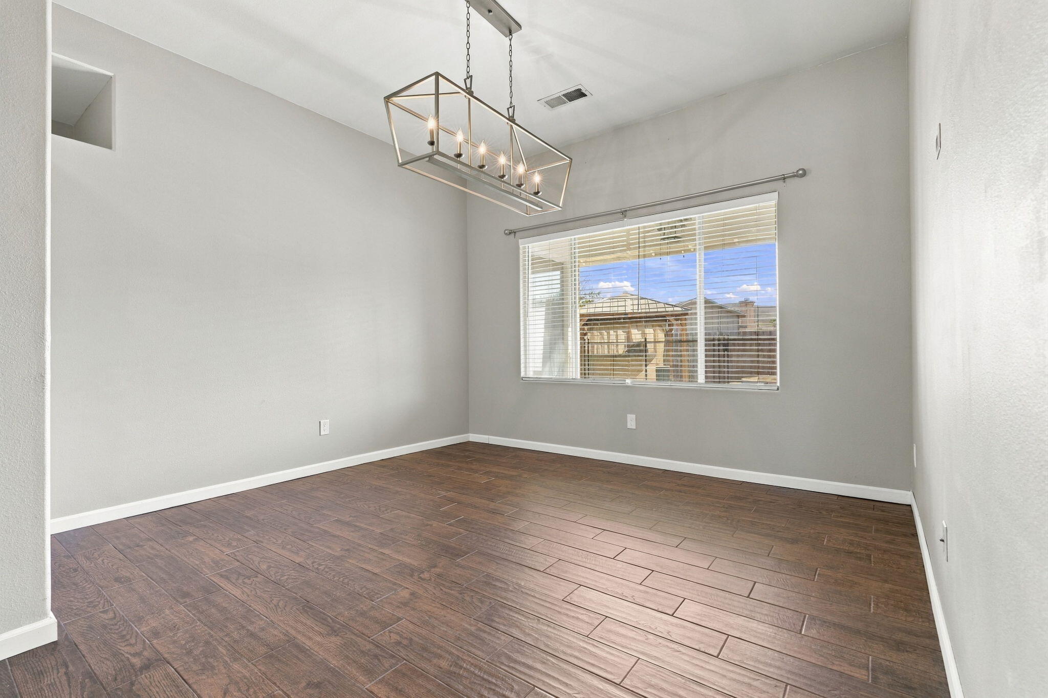 989 W Northstar Dr, Hanford, CA 93230