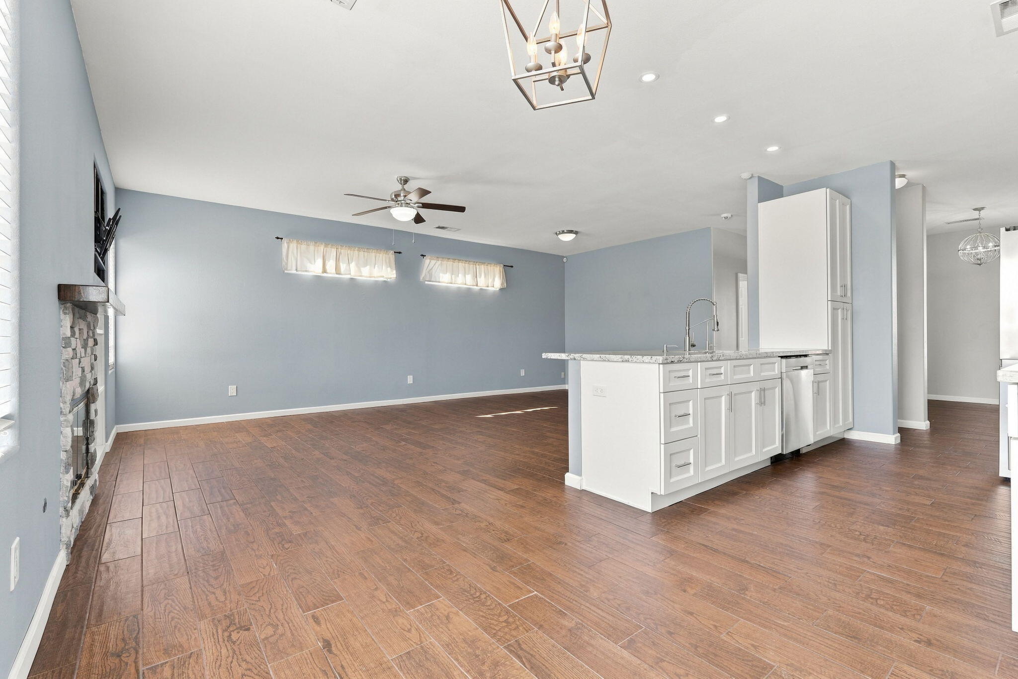 989 W Northstar Dr, Hanford, CA 93230