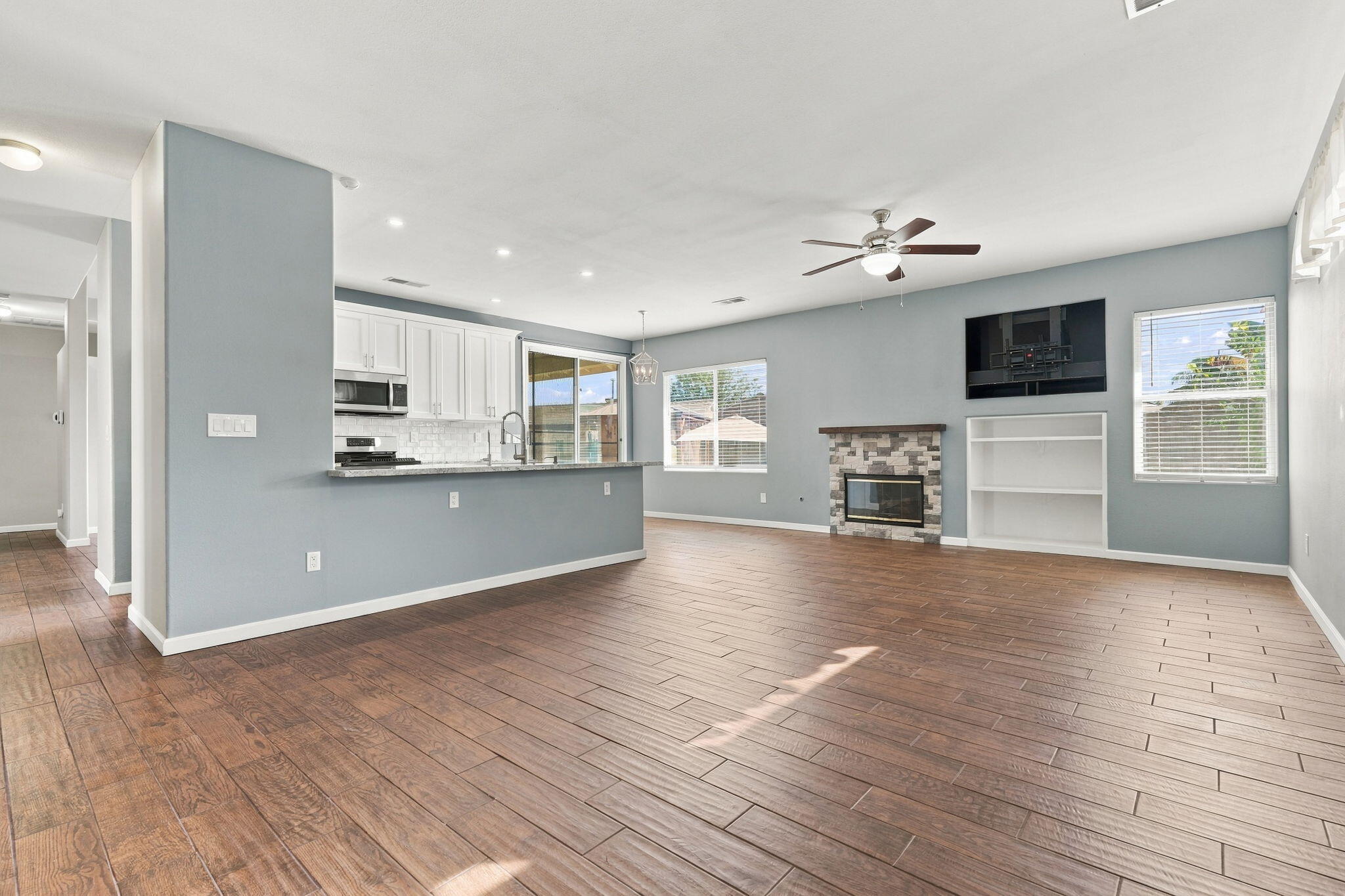 989 W Northstar Dr, Hanford, CA 93230