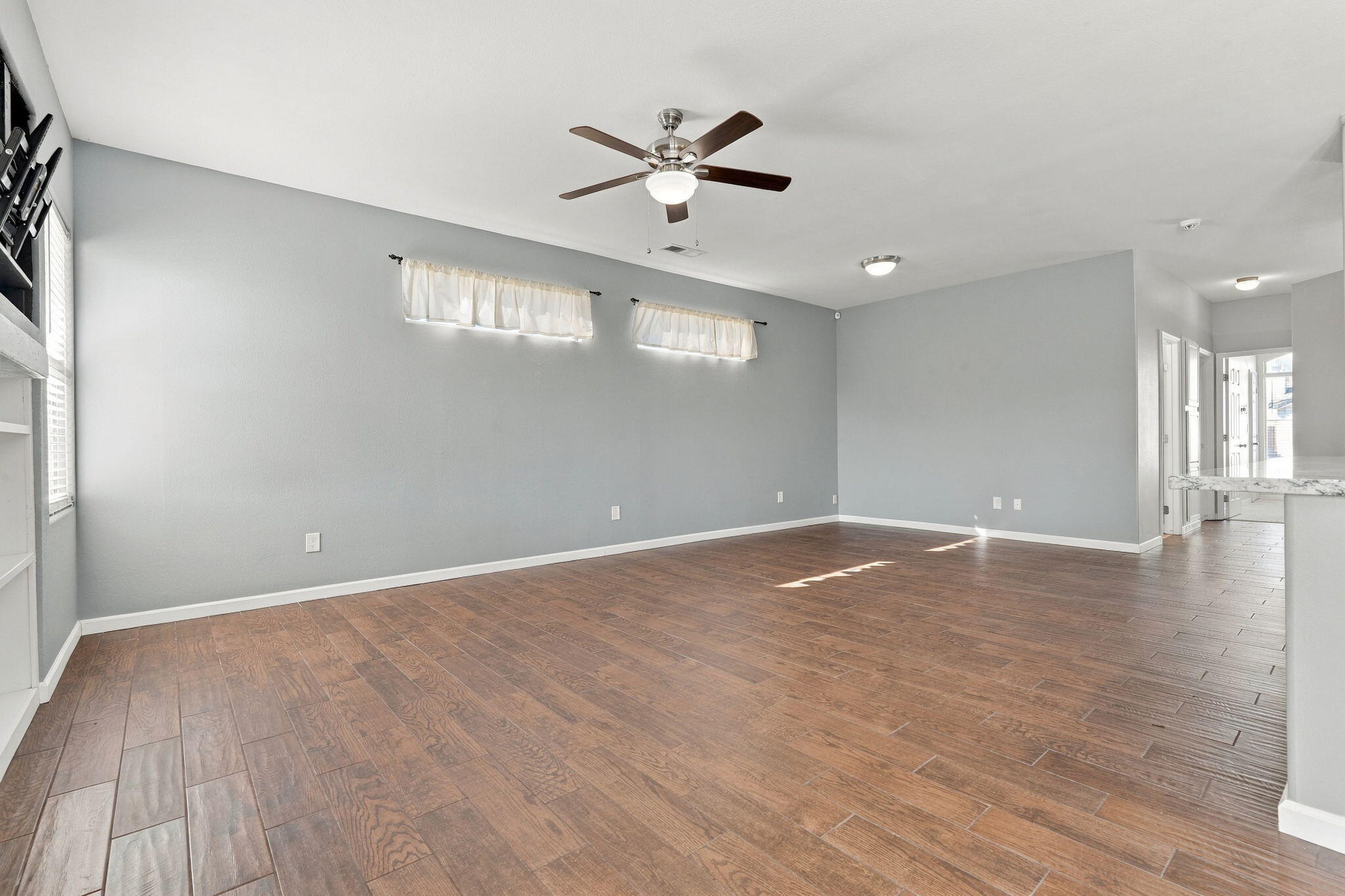 989 W Northstar Dr, Hanford, CA 93230