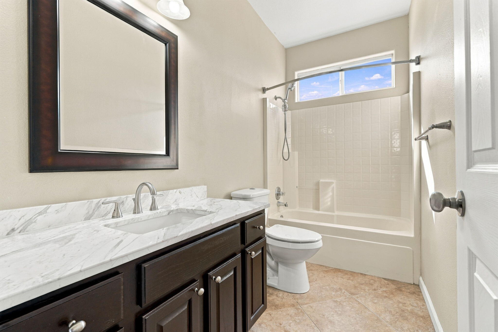 989 W Northstar Dr, Hanford, CA 93230