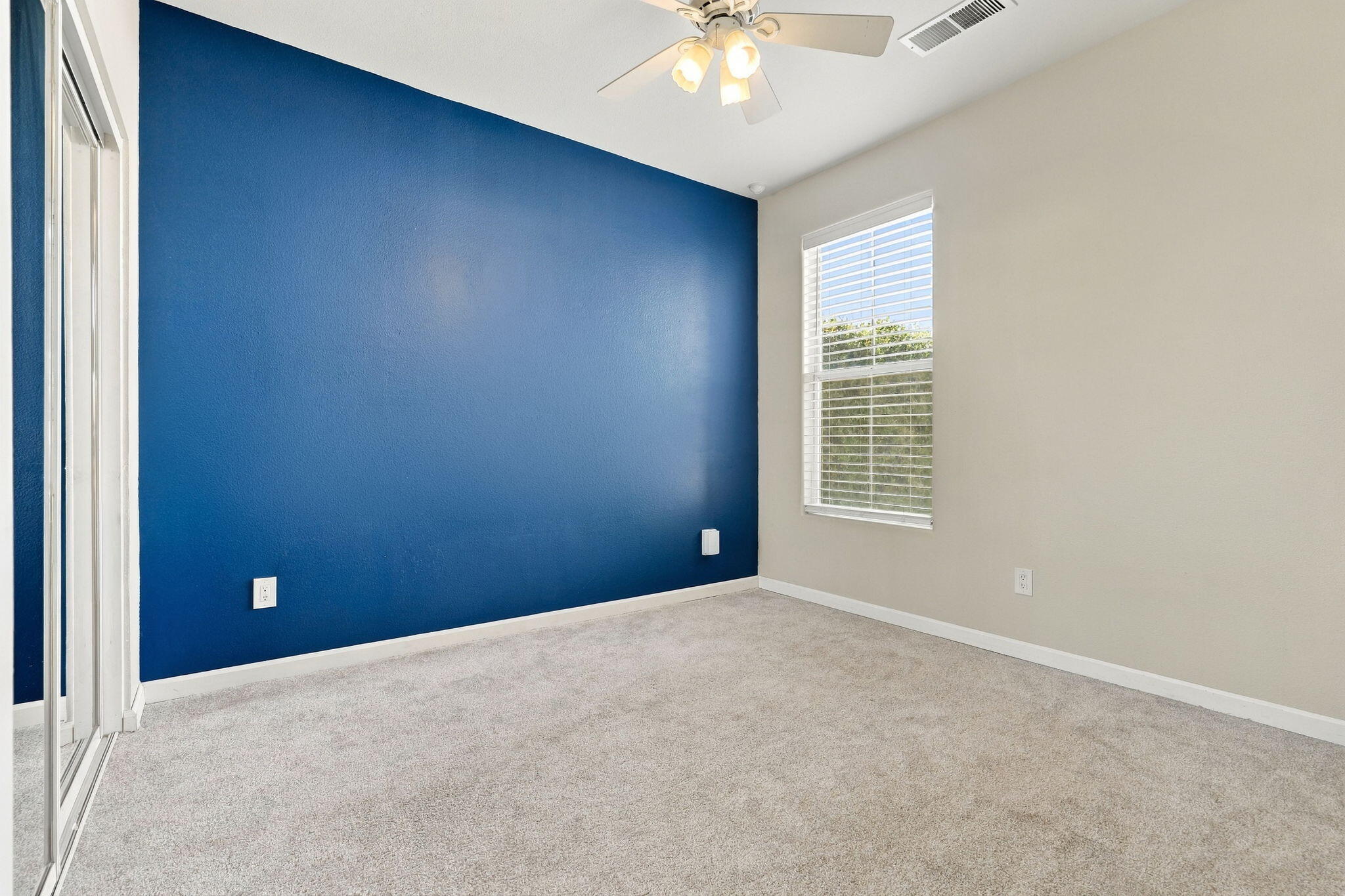 989 W Northstar Dr, Hanford, CA 93230