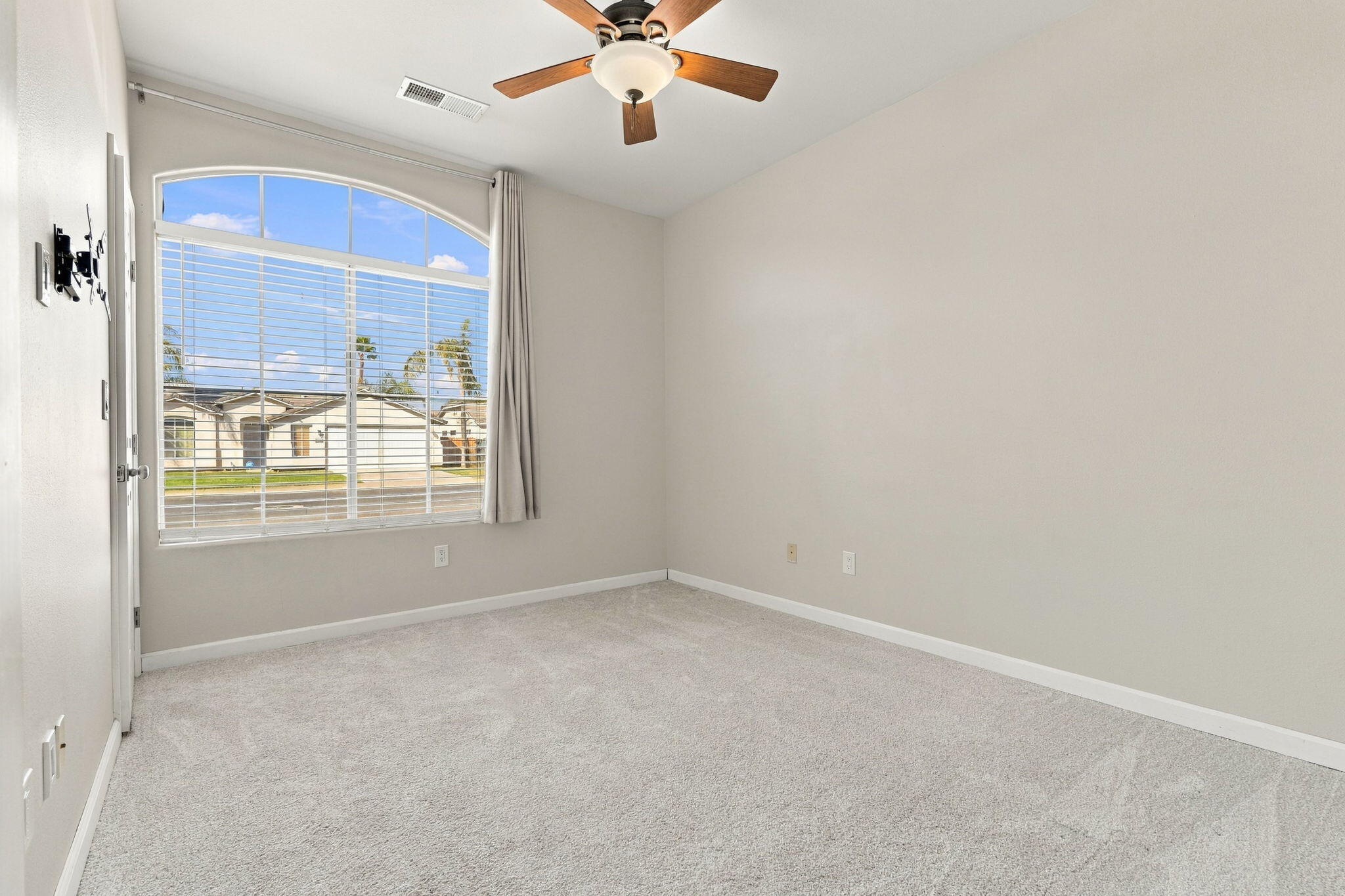 989 W Northstar Dr, Hanford, CA 93230