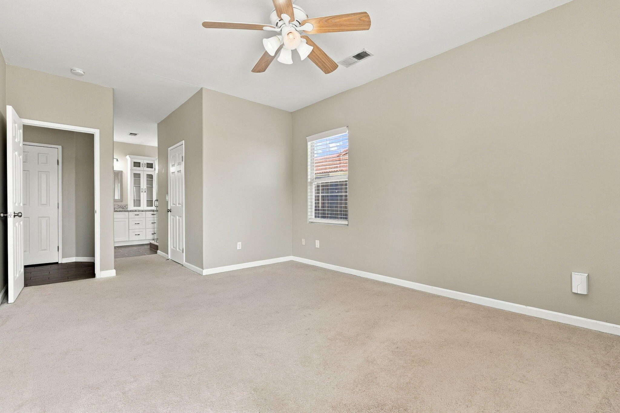 989 W Northstar Dr, Hanford, CA 93230