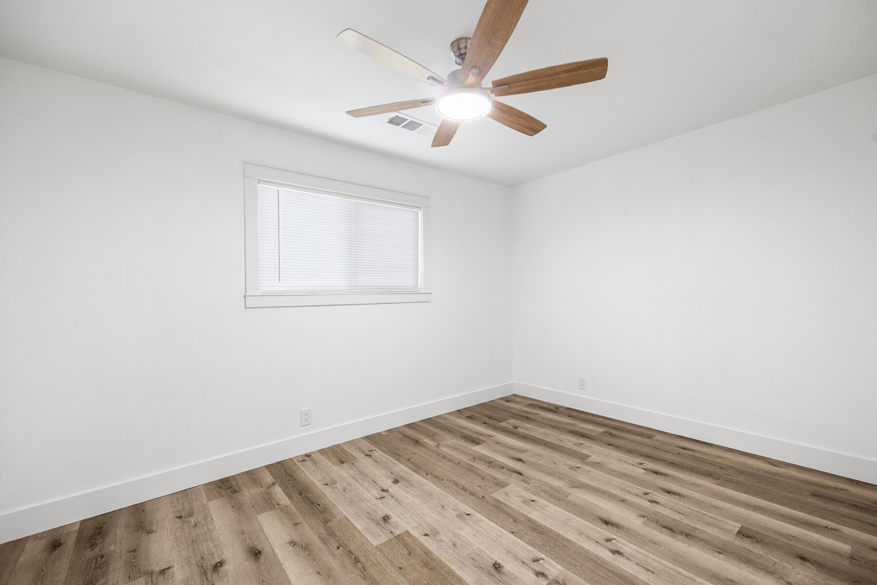 1675 E Echo St, Dinuba, CA 93618