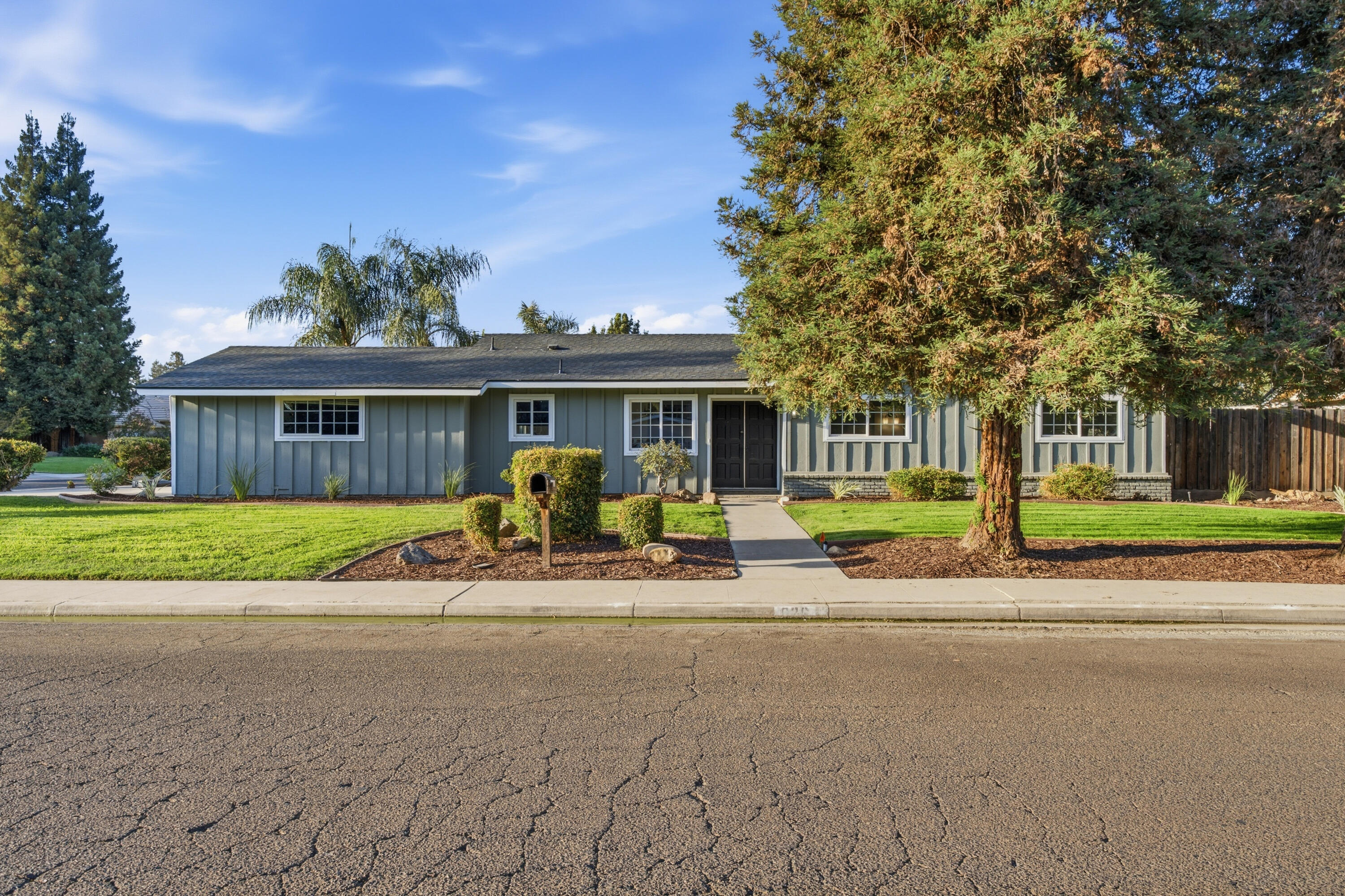 626 W Dorothea Ave, Visalia, CA 93277