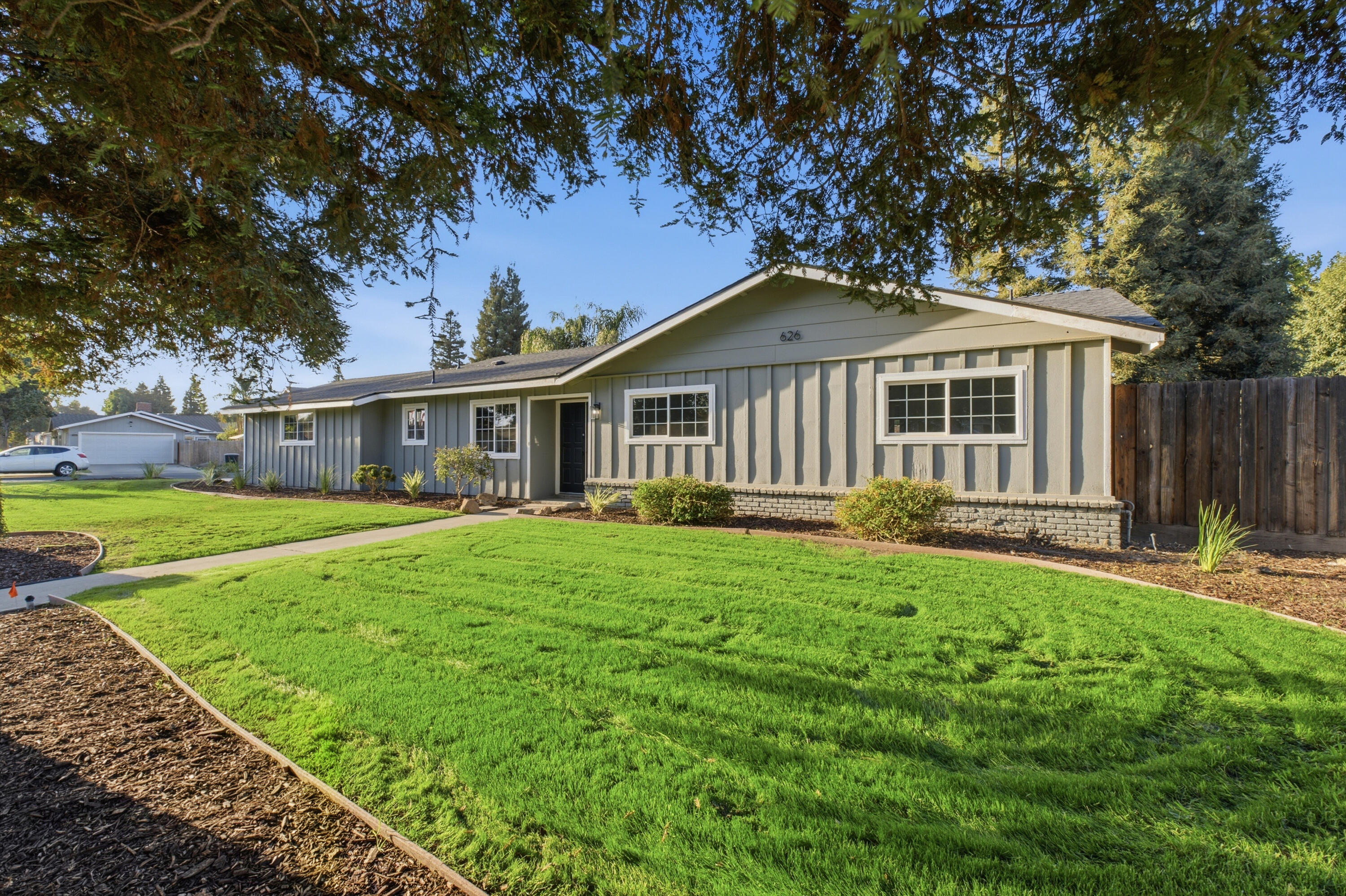 626 W Dorothea Ave, Visalia, CA 93277