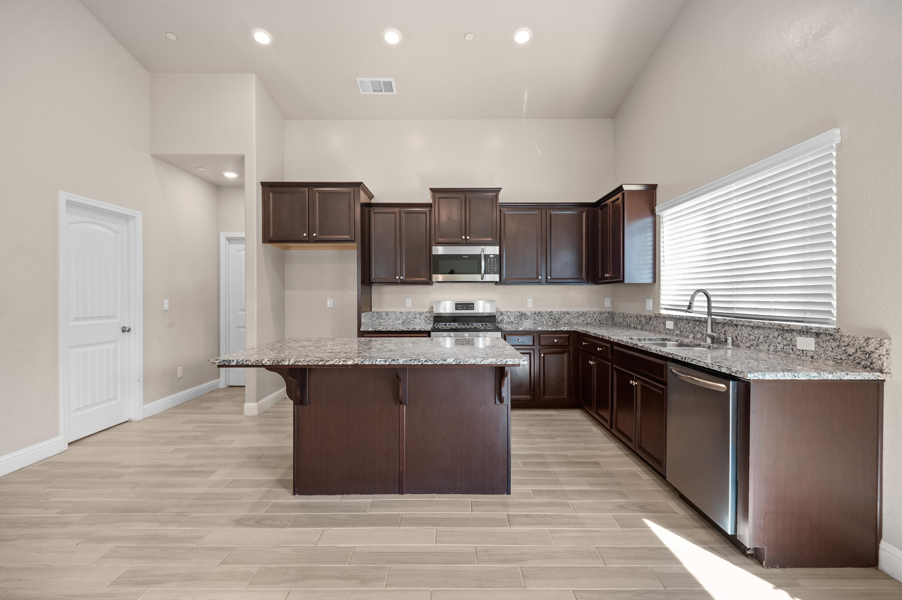 918 S Crumal St, Visalia, CA 93292