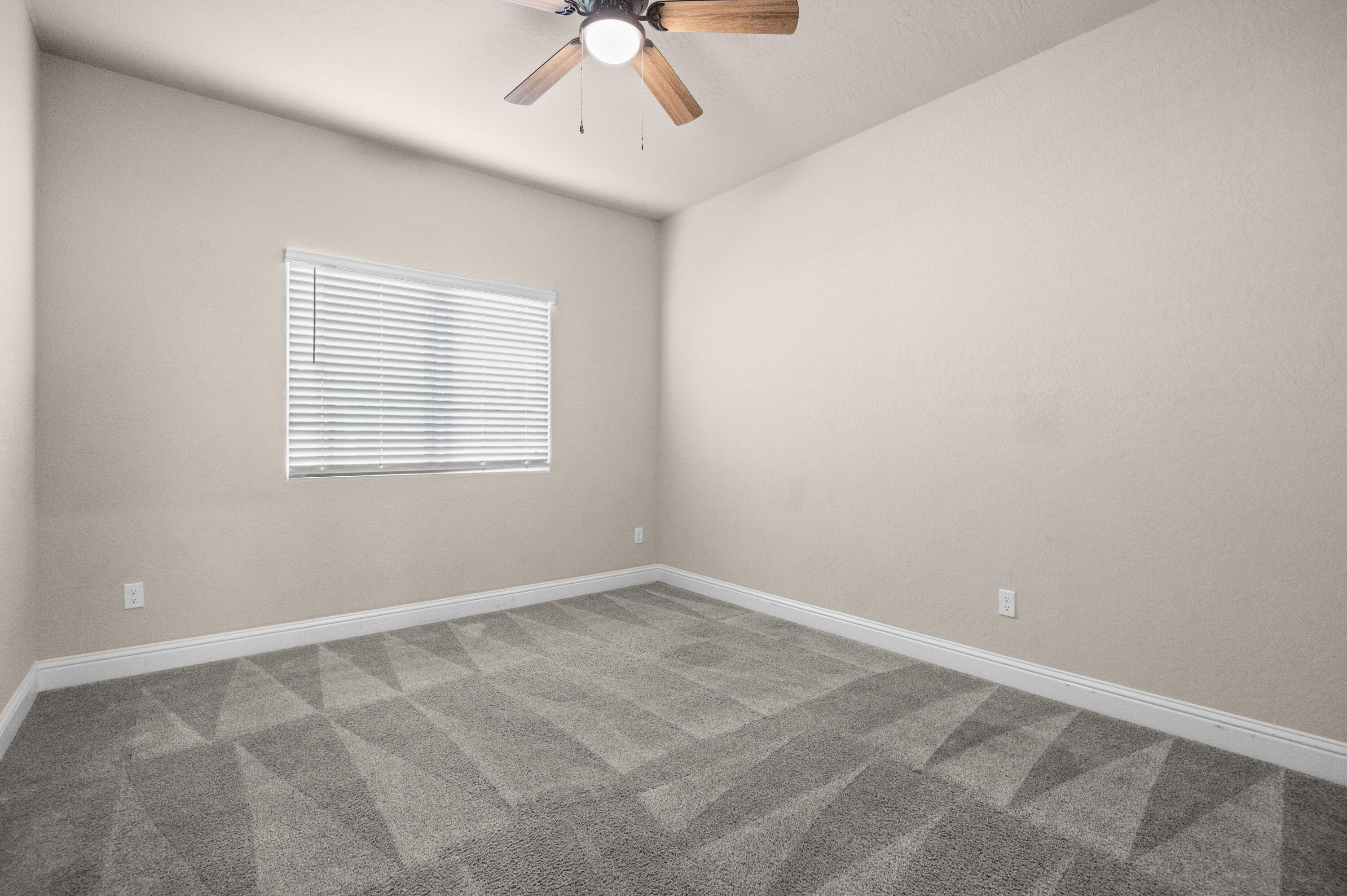 918 S Crumal St, Visalia, CA 93292