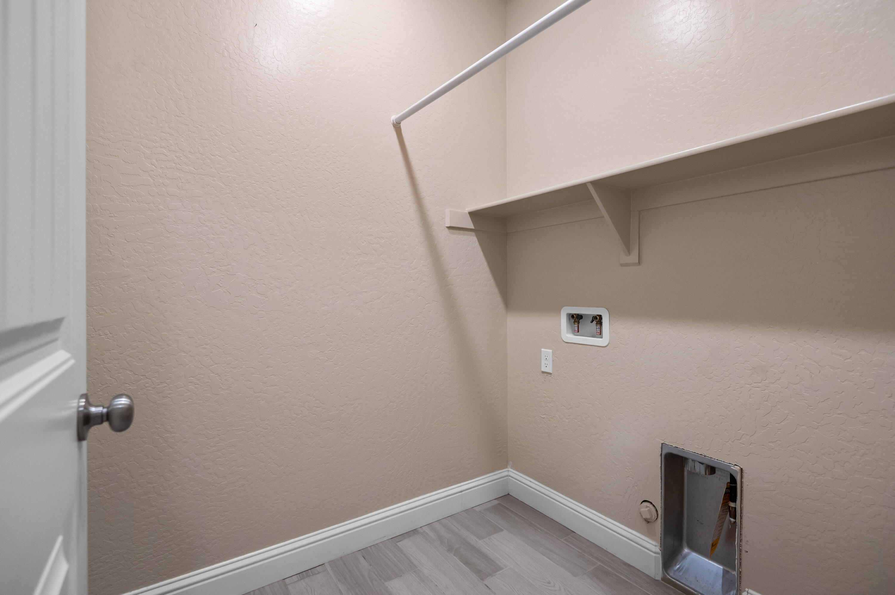 918 S Crumal St, Visalia, CA 93292