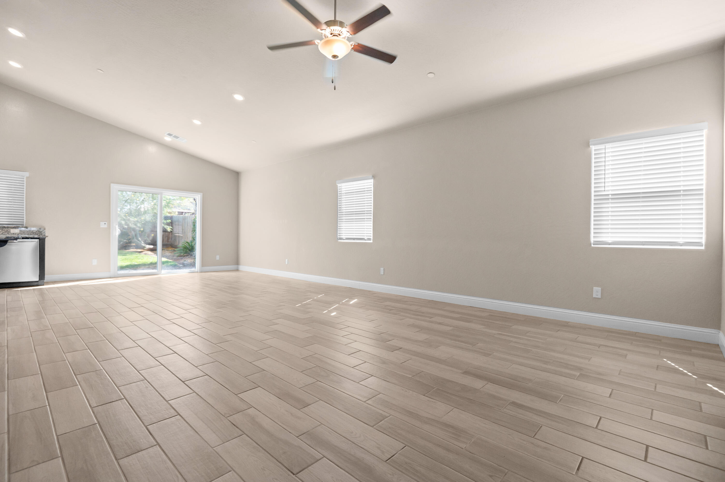 918 S Crumal St, Visalia, CA 93292