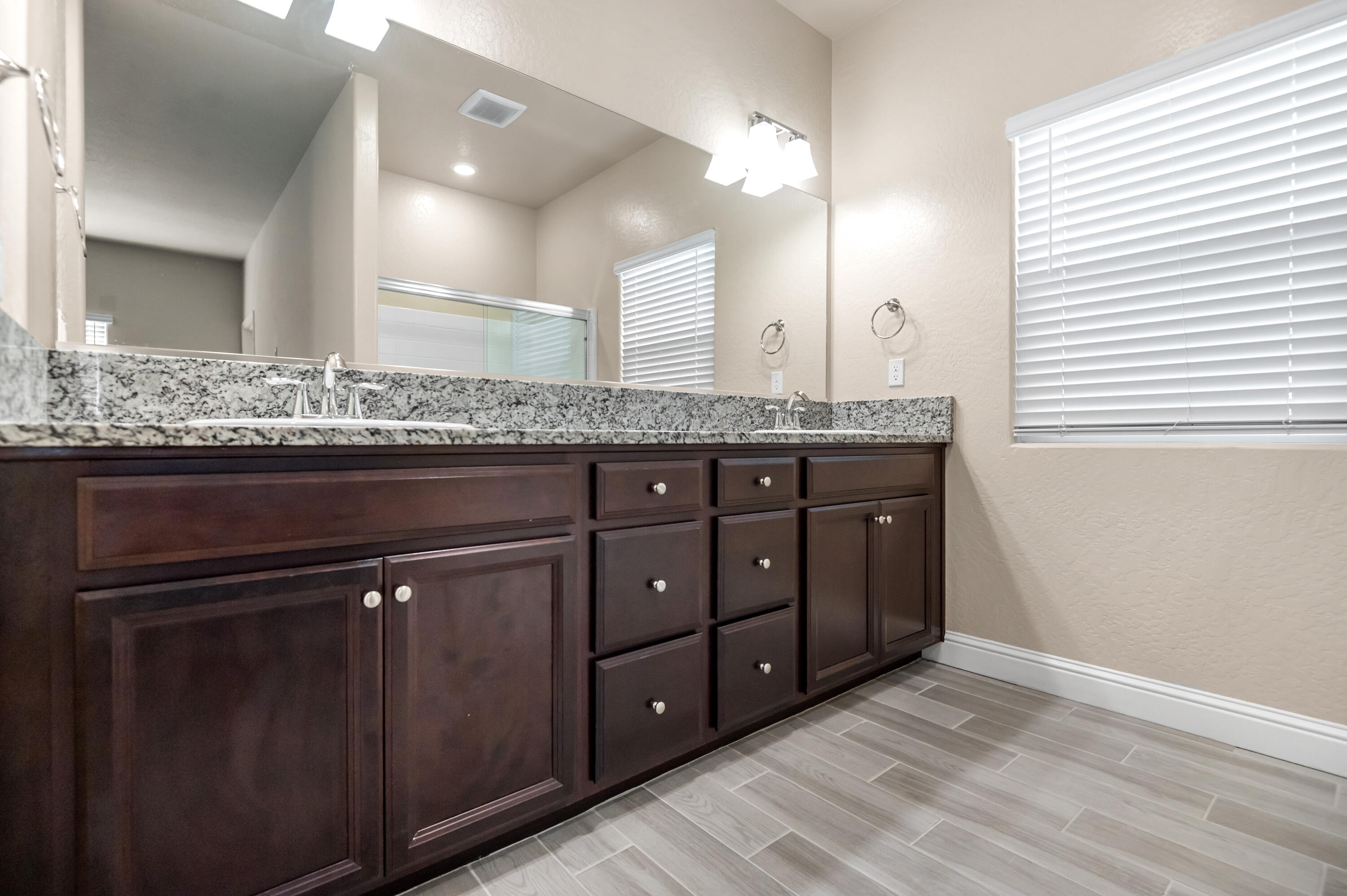 918 S Crumal St, Visalia, CA 93292