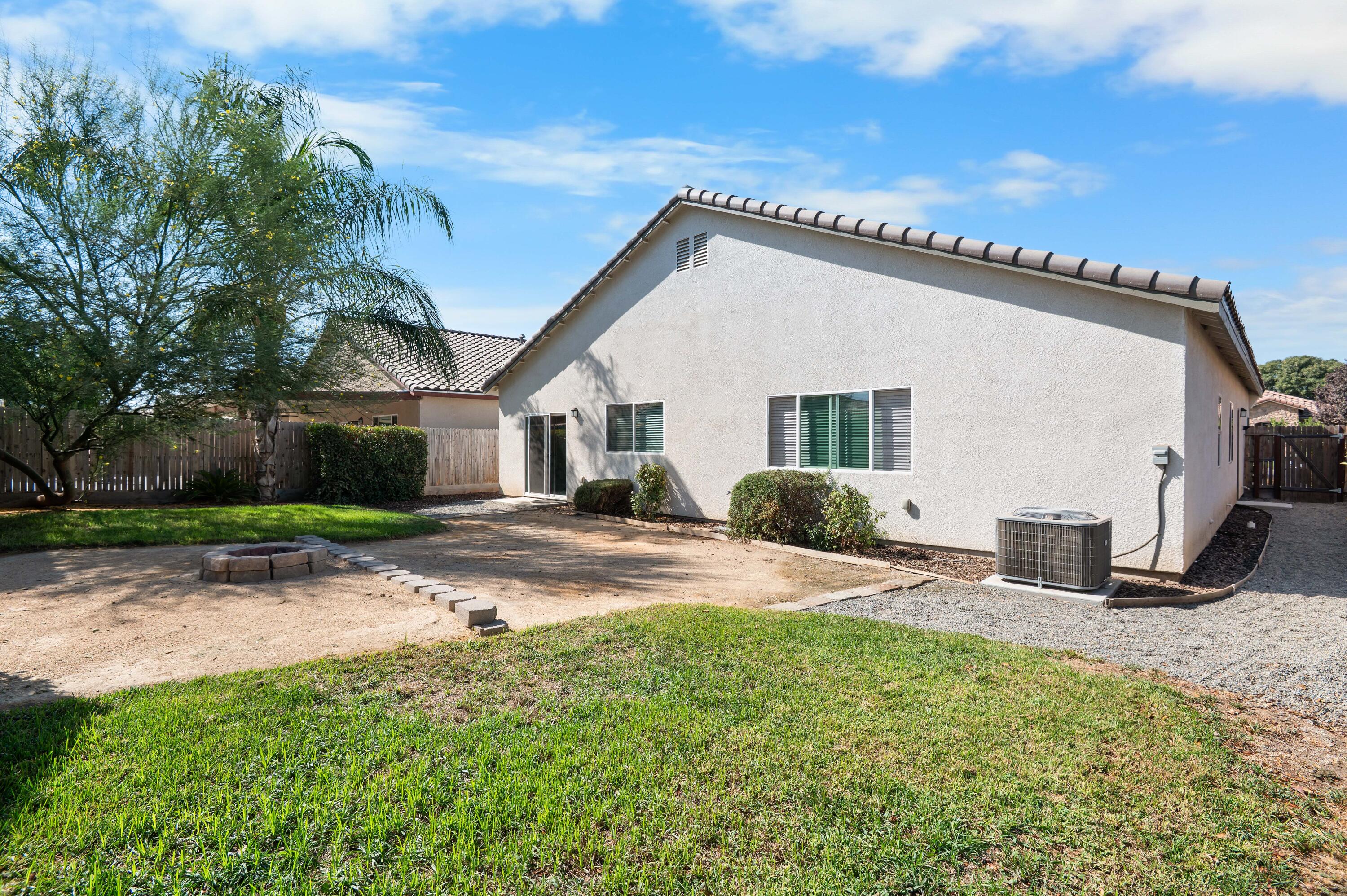 918 S Crumal St, Visalia, CA 93292