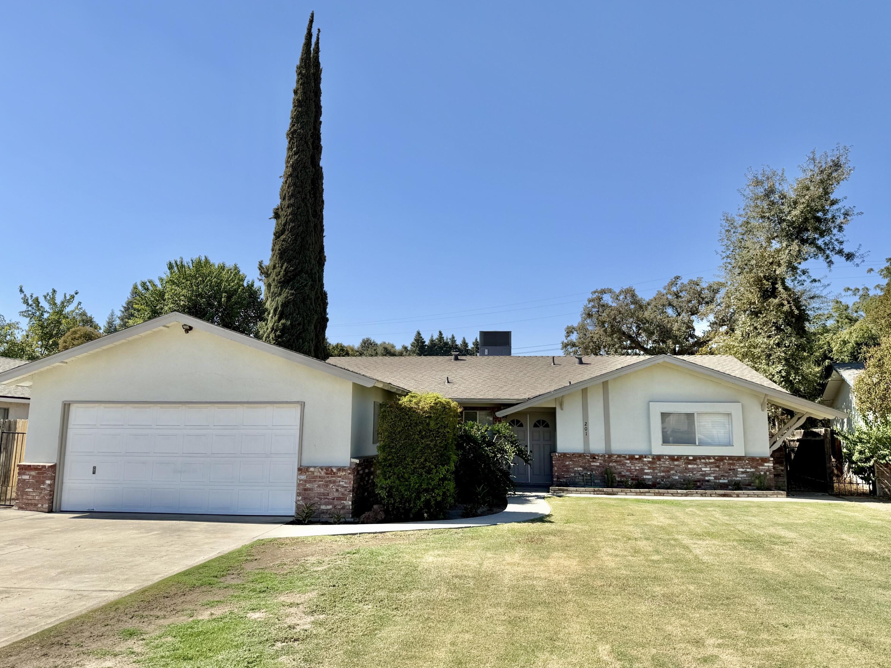 201 N Bollinger St, Visalia, CA 93291