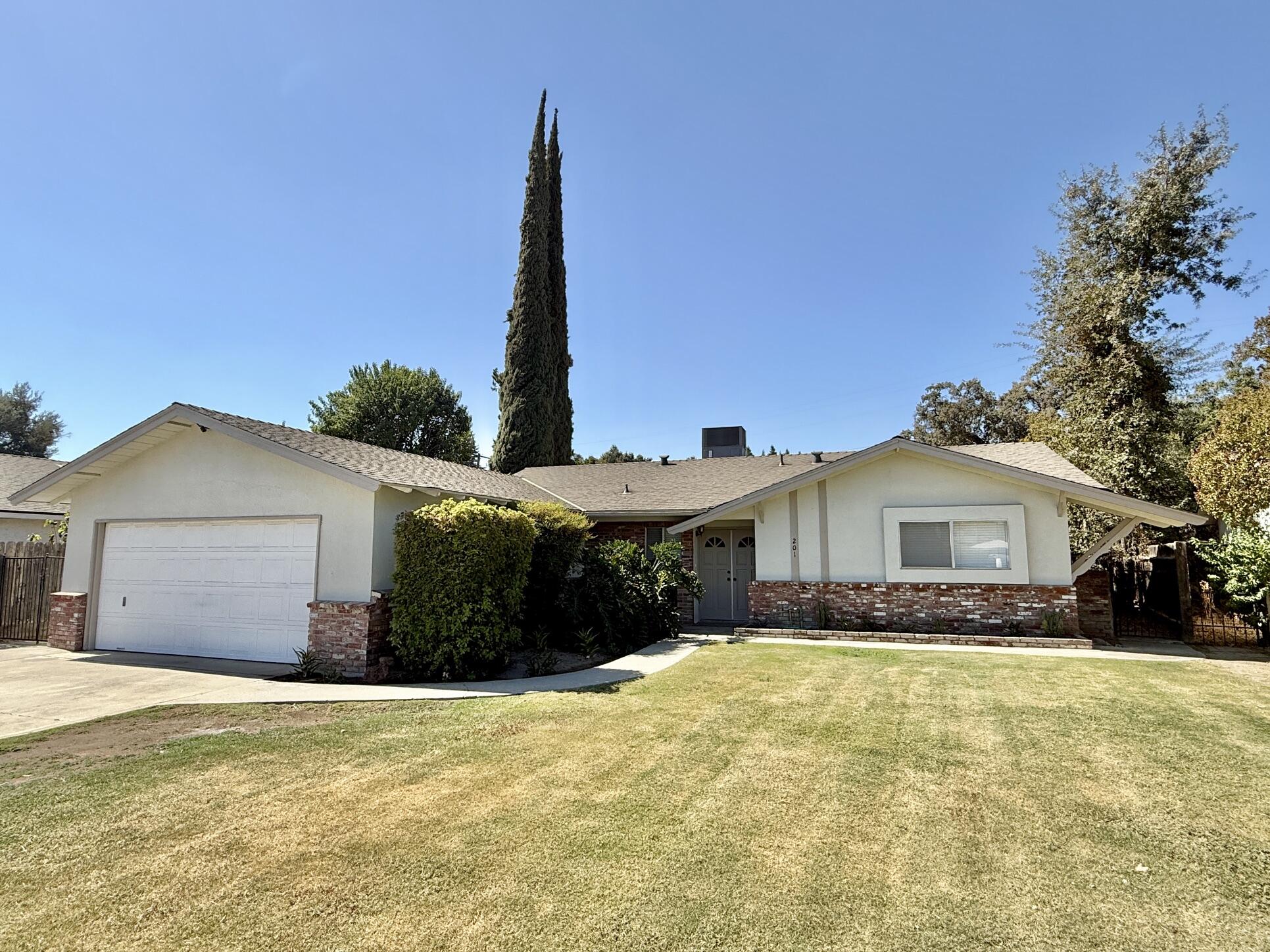 201 N Bollinger St, Visalia, CA 93291