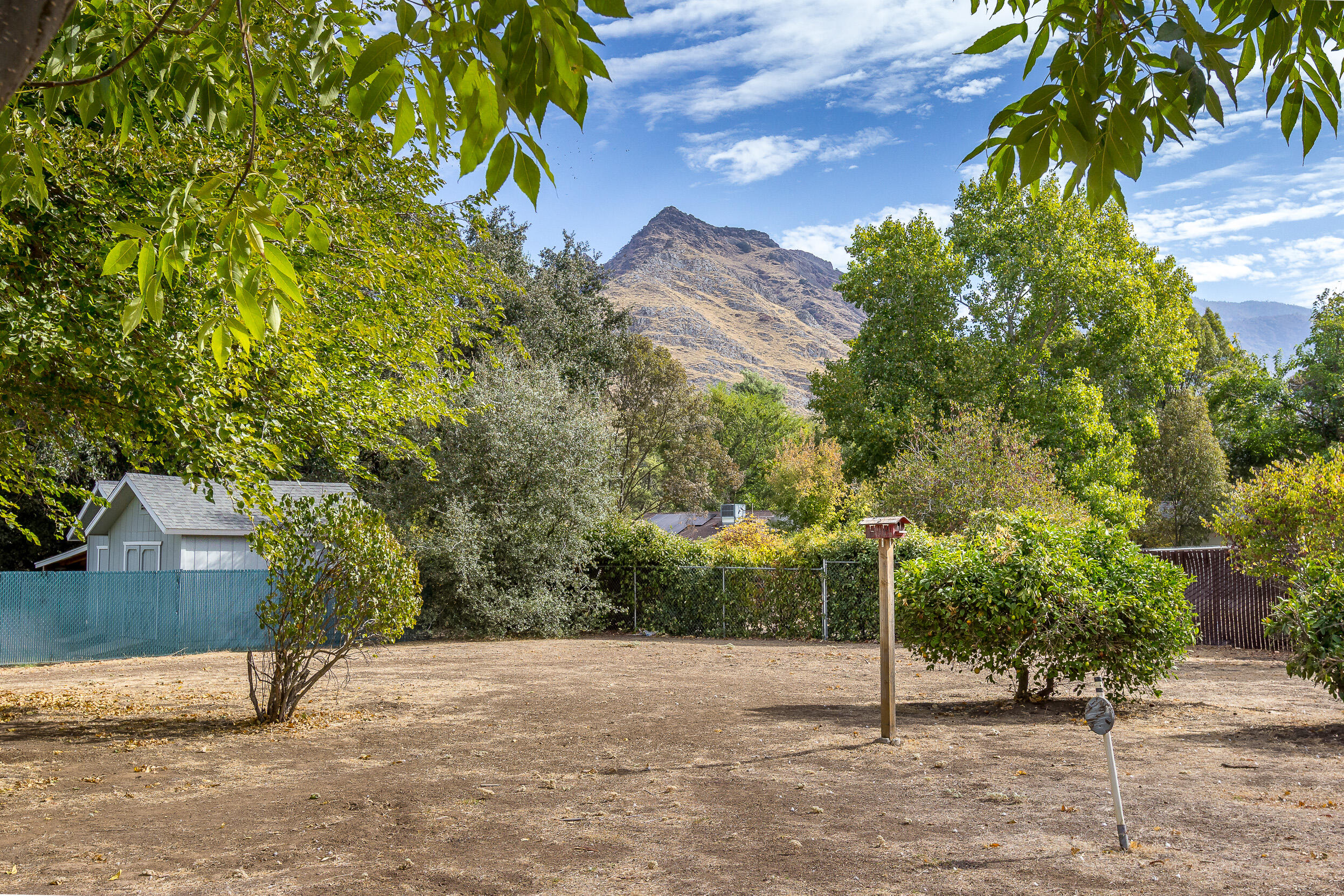 40724 Crystal Dr, Three Rivers, CA 93271
