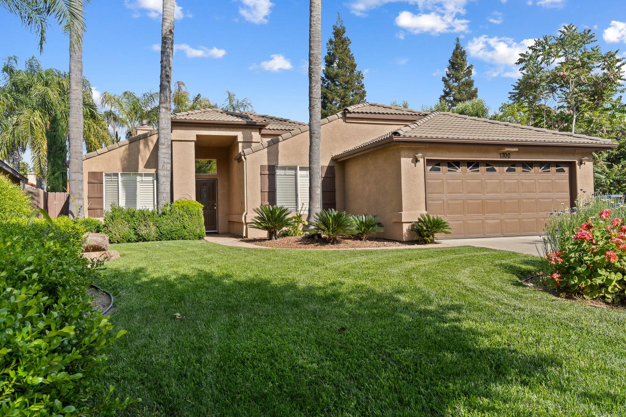 1700 N Rio Vista Ct, Visalia, CA 93292