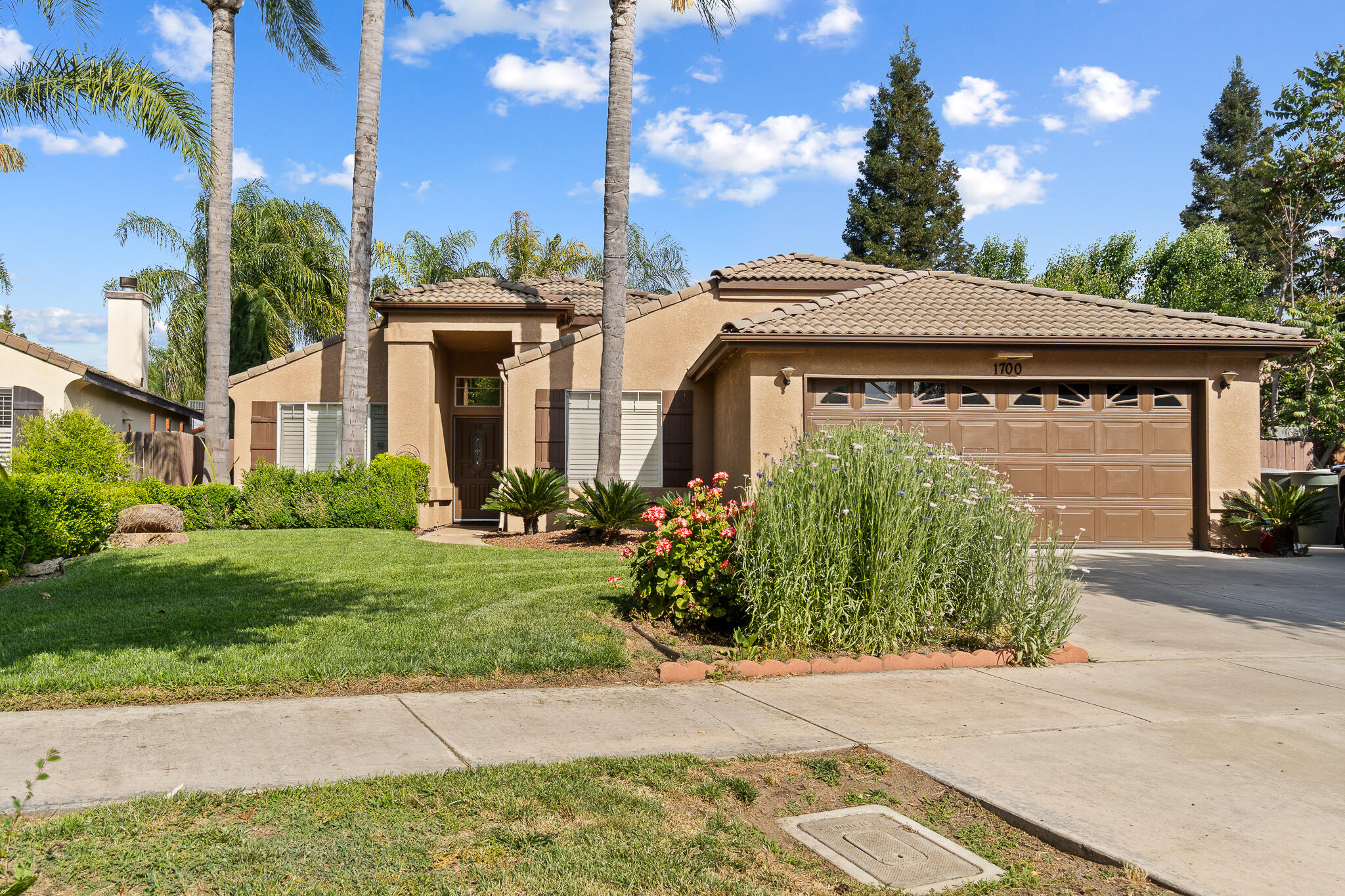 1700 N Rio Vista Ct, Visalia, CA 93292