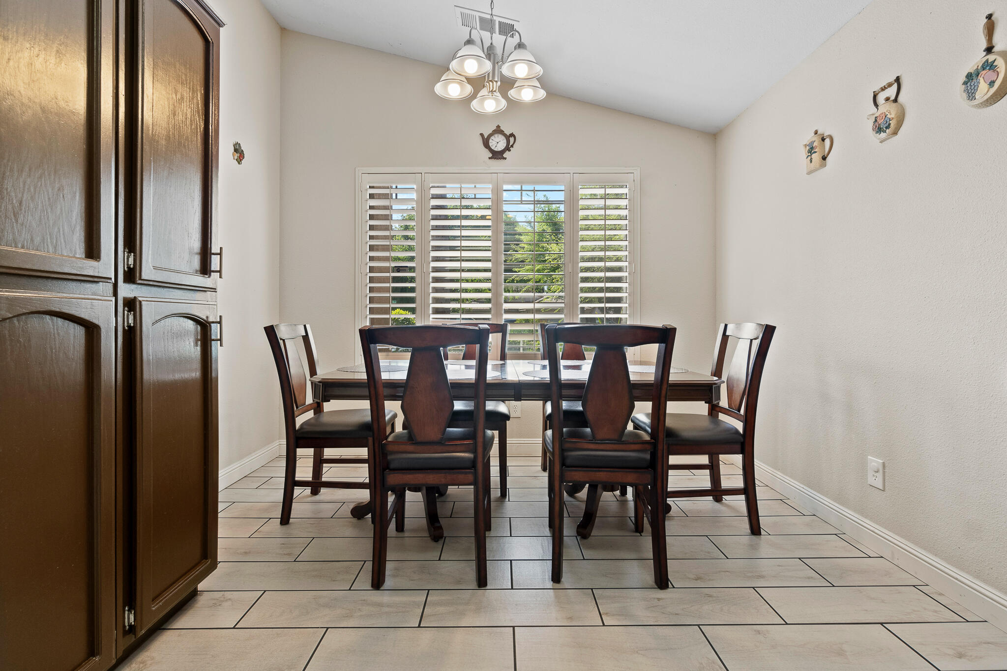 1700 N Rio Vista Ct, Visalia, CA 93292