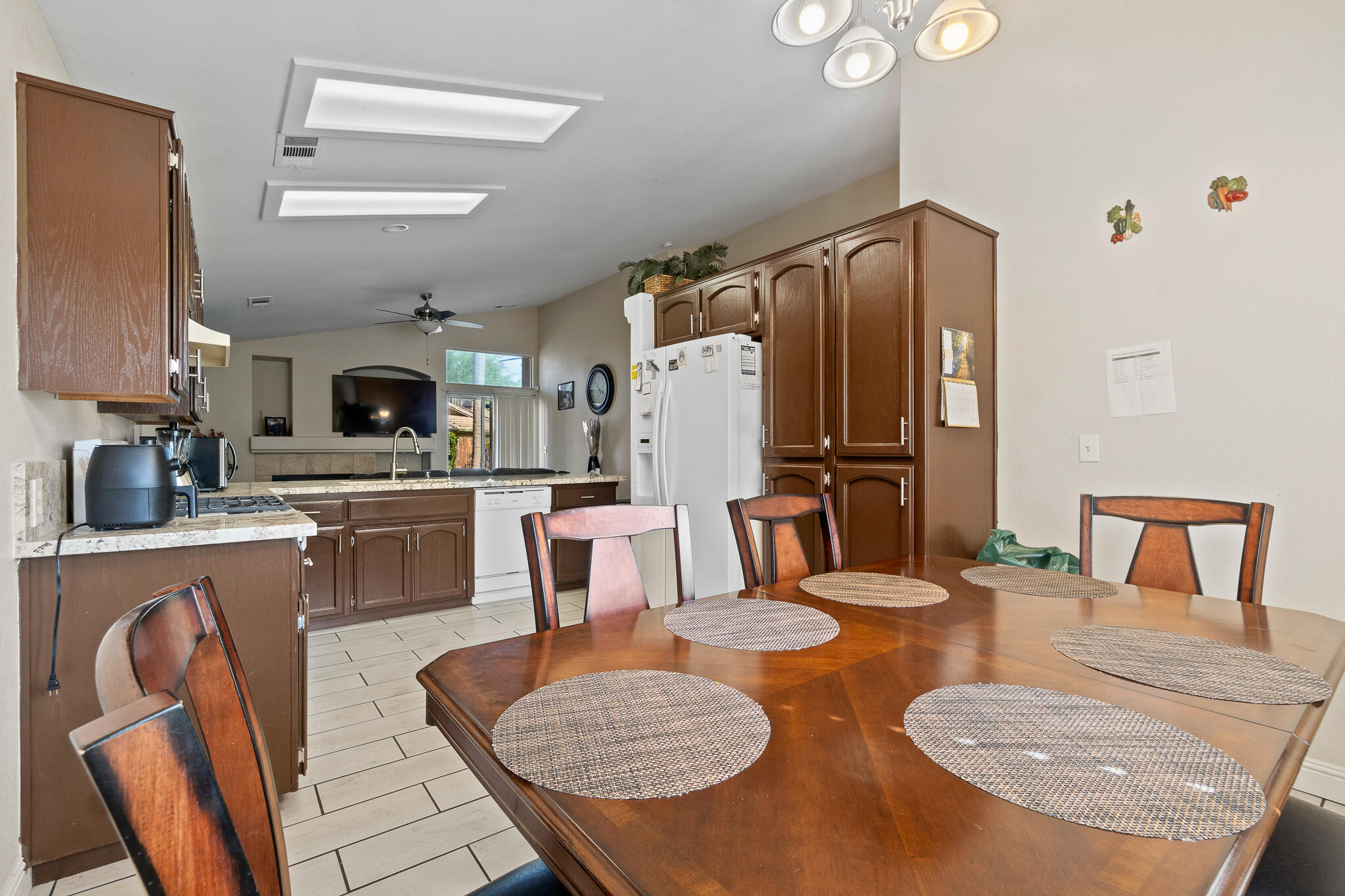 1700 N Rio Vista Ct, Visalia, CA 93292