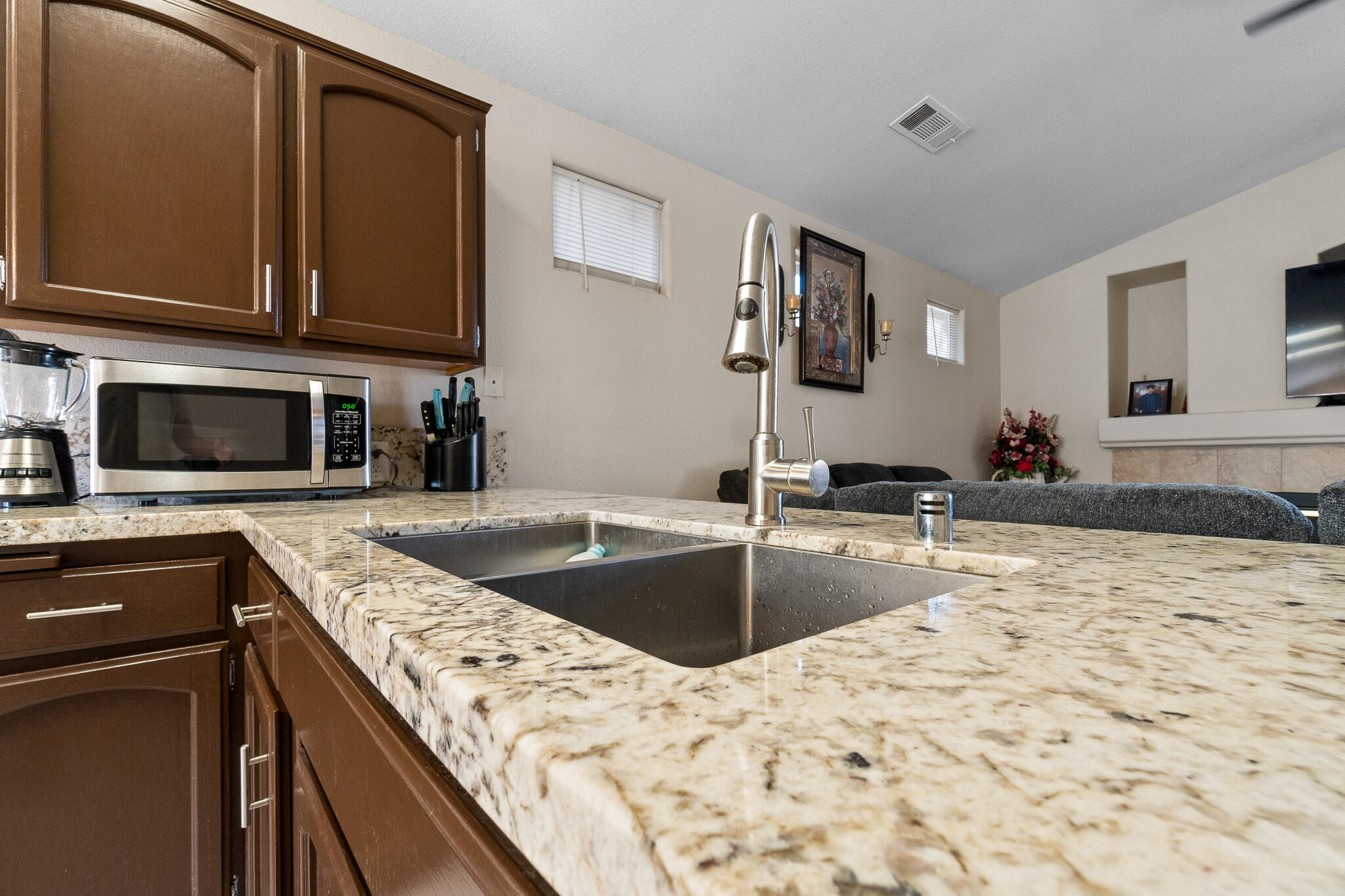 1700 N Rio Vista Ct, Visalia, CA 93292