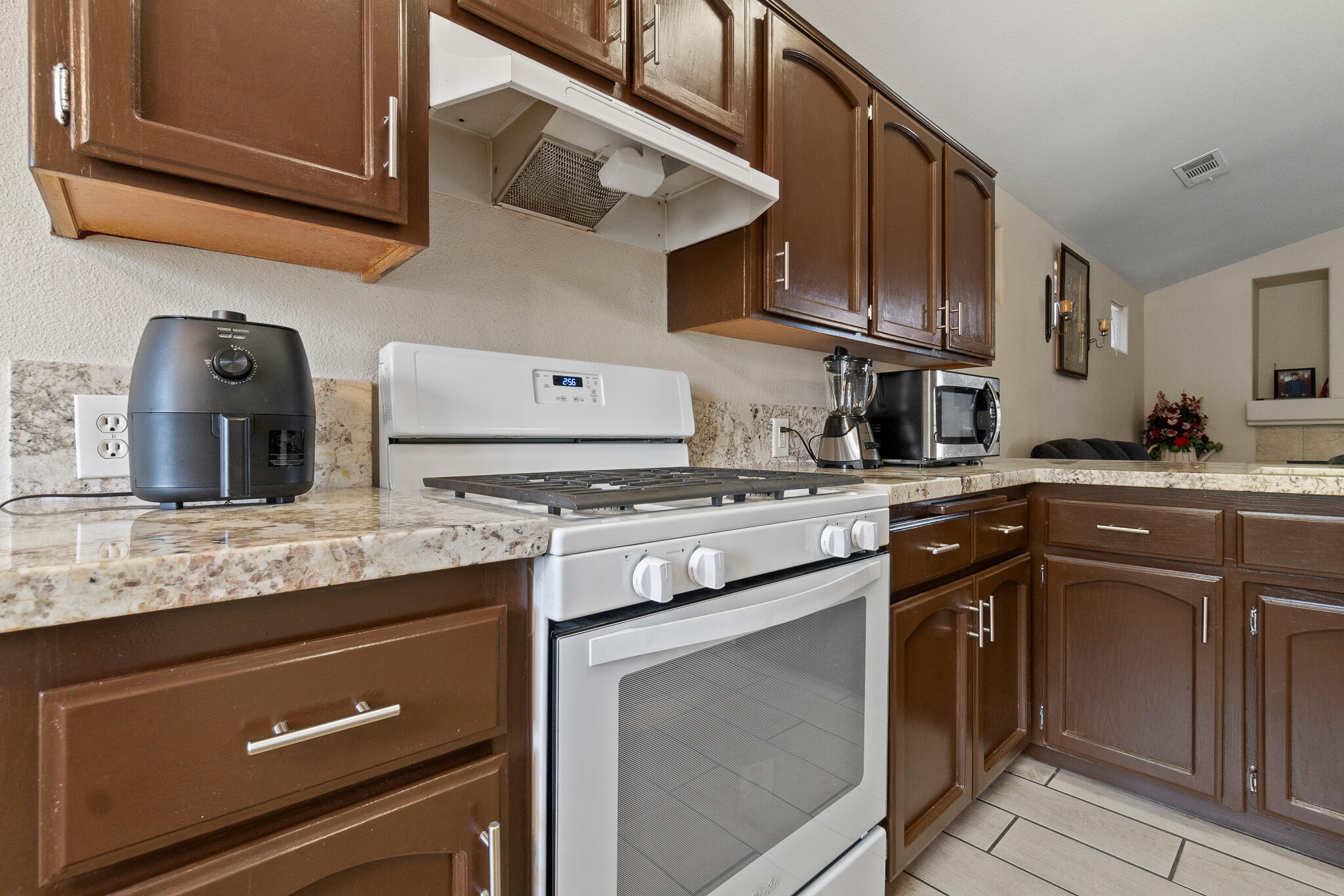 1700 N Rio Vista Ct, Visalia, CA 93292